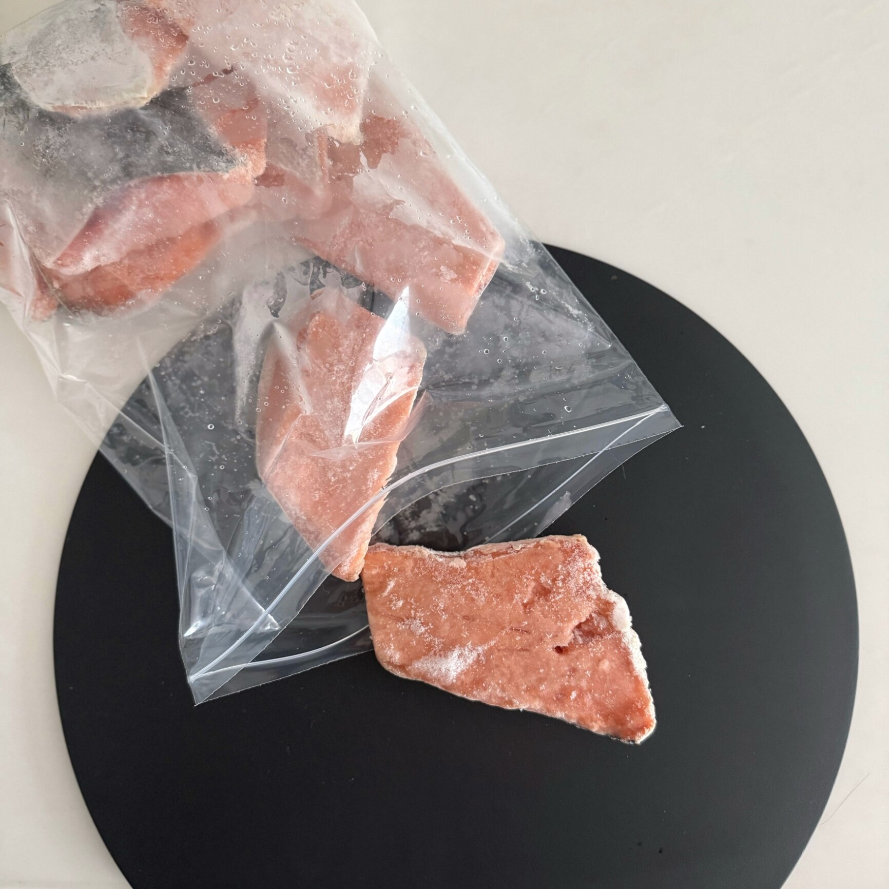 【無添加・無塩】プレミアム 骨取り 鮭 サケ 切り身 大サイズ (80g×10切) 2個購入500円 3個購入1,200円 OFF まとめ買いクーポン付 天然 骨なし チャック袋 バラ凍結 冷凍 グルメ ギフト プレゼント 父の日 - メイン画像 1