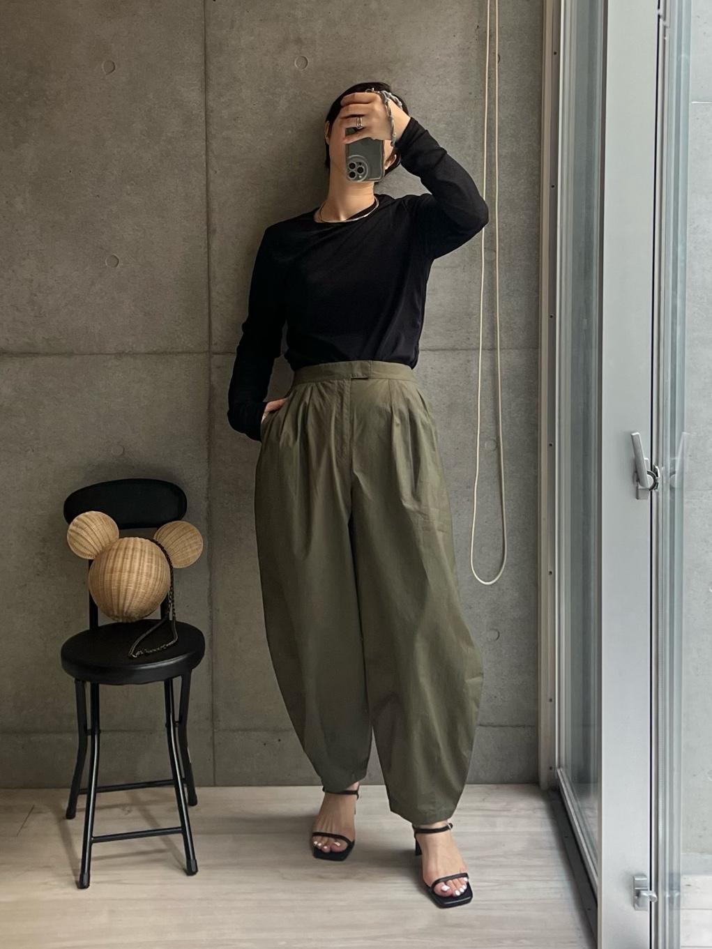 この春の制服になりそうなコーデ。
☑︎シアーTは涼やかでやっぱ使い勝手抜群
☑︎ユニクロシーのバルーンパンツこれは名作
☑︎アミアミのミュールも推し靴
☑︎ネックカフ、やっぱりゴールドも買おうかなあ

#春コーデ #大人カジュアル #高身長女子 #シアーt #2024春 #サンダル #休日スタイル 