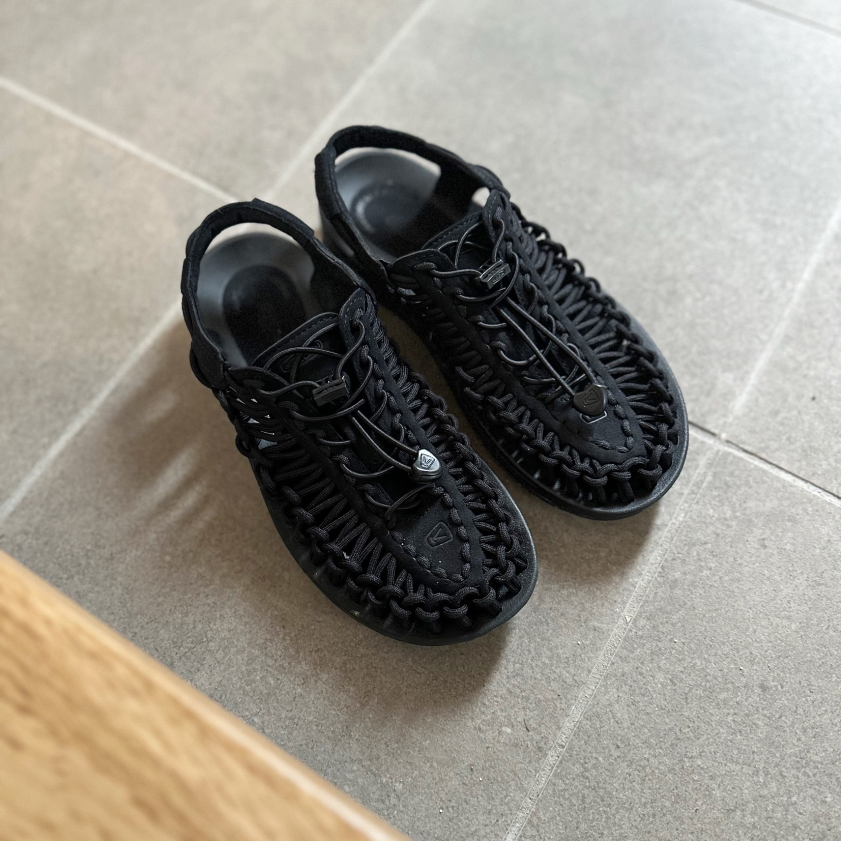 美品！KEEN UNEEK キーンユニ－ク　ブラック24.5 オールジェンダー | ユニーク ツー コンバーチブル | KEEN公式