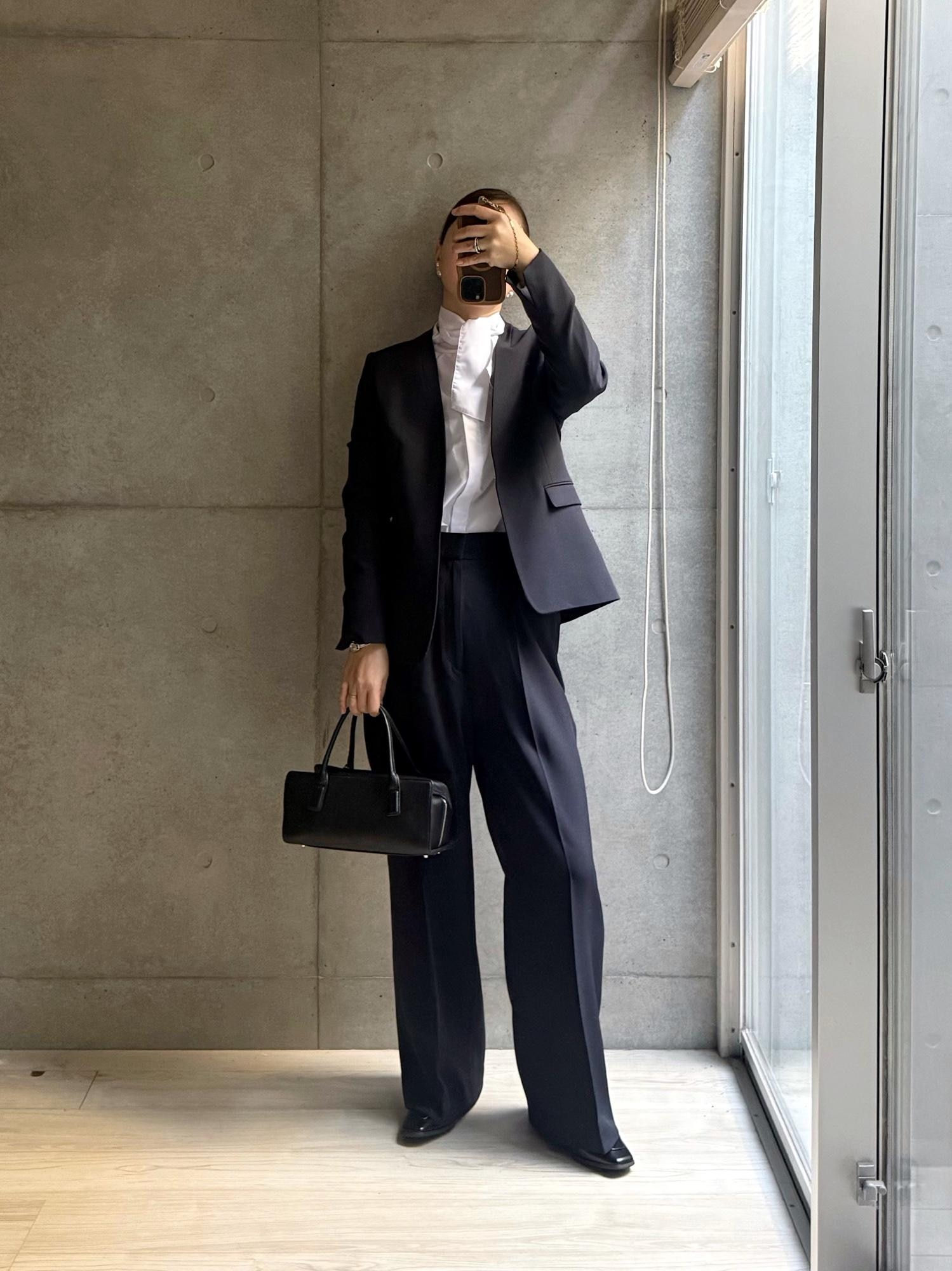 卒入に。ビジネスに。って買ったスーツが良かったなー。なんと上下合わせて1万円ほど!ガンダムだけどL大丈夫かな?って心配しつつだったけどストレッチも効いてるし大丈夫だった。パンツはゆるめです。しかし格好いいね。コンパクトなジャケットにモードみあるワイドパンツでセレモニーにもピッタリ。もちろんインナー変えたらビジネスにも。このお値段はすごいなあ。