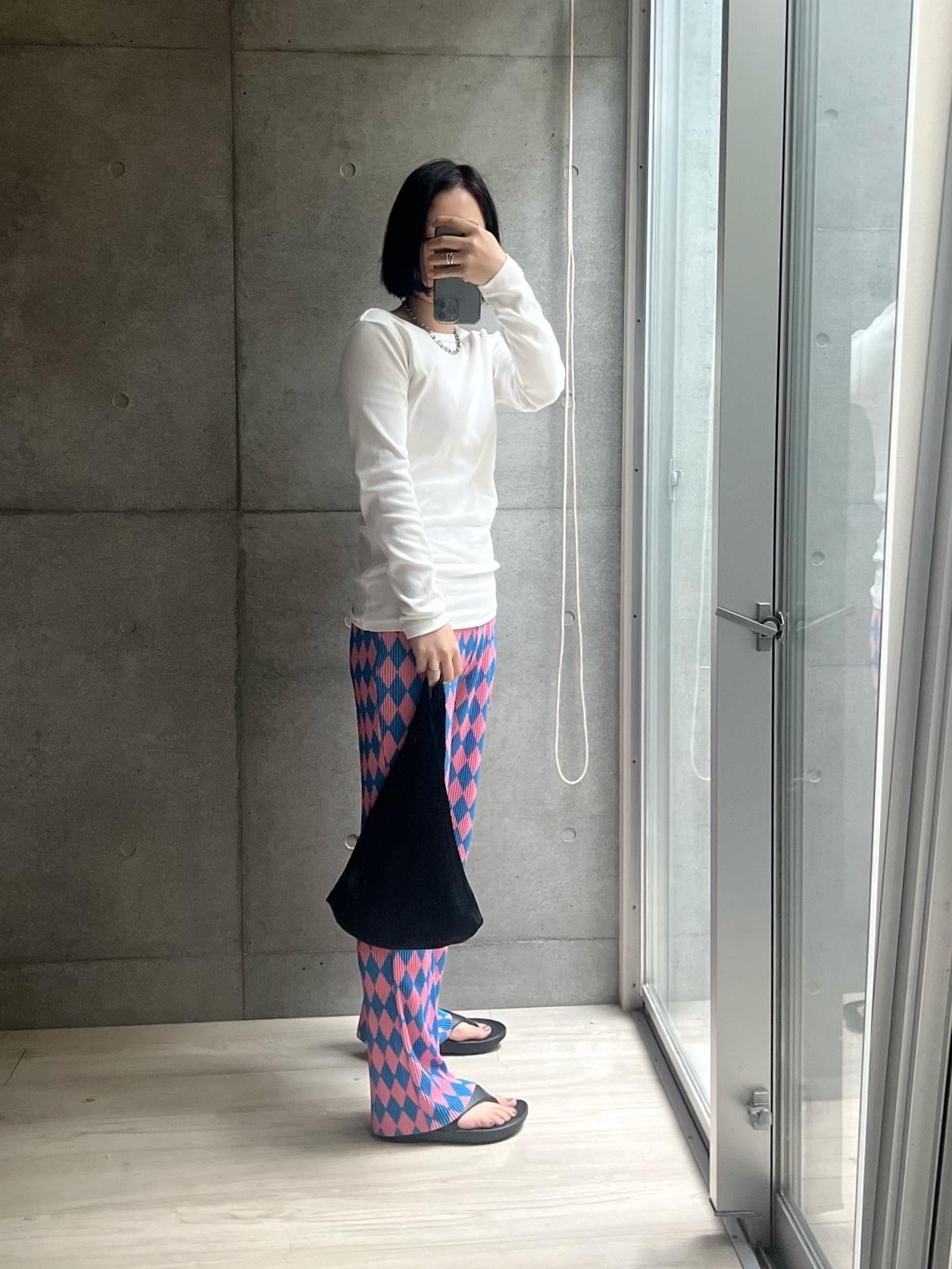 少し暖かった日。
このプリーツパンツお気に入りなんですよ。
今年は違う色買おうかなあ。
セルフカットせずともぴったりだった。ふふ。

#春まで着れる #大人カジュアル #春コーデ #楽ちんコーデ #春ファッション