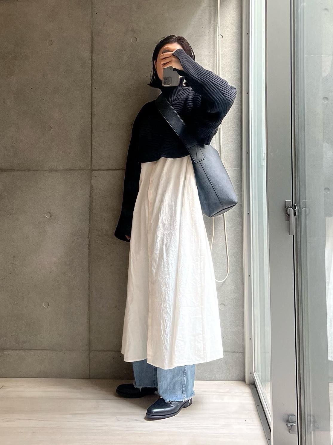 楽ちん春コーデ。
ちょーっと寒さが戻ってきたのでお気に入りのコットンニットと。
ワンピースは着回しが効いて便利だな。
ナチュラル素材のホワイトも、春らしい。
バッグも大容量でミニマルデザインが故に使いやすく
めちゃくちゃオススメなので、
今週中にリール動画撮りたいなー🙄

#高見え #大人カジュアル #春まで着れる #フラットシューズ #春コーデ  #春ファッション #着回しコーデ #シャツワンピース #ワンピース と #ショルダーバッグ は #pr #forc #トプカピ #デニム