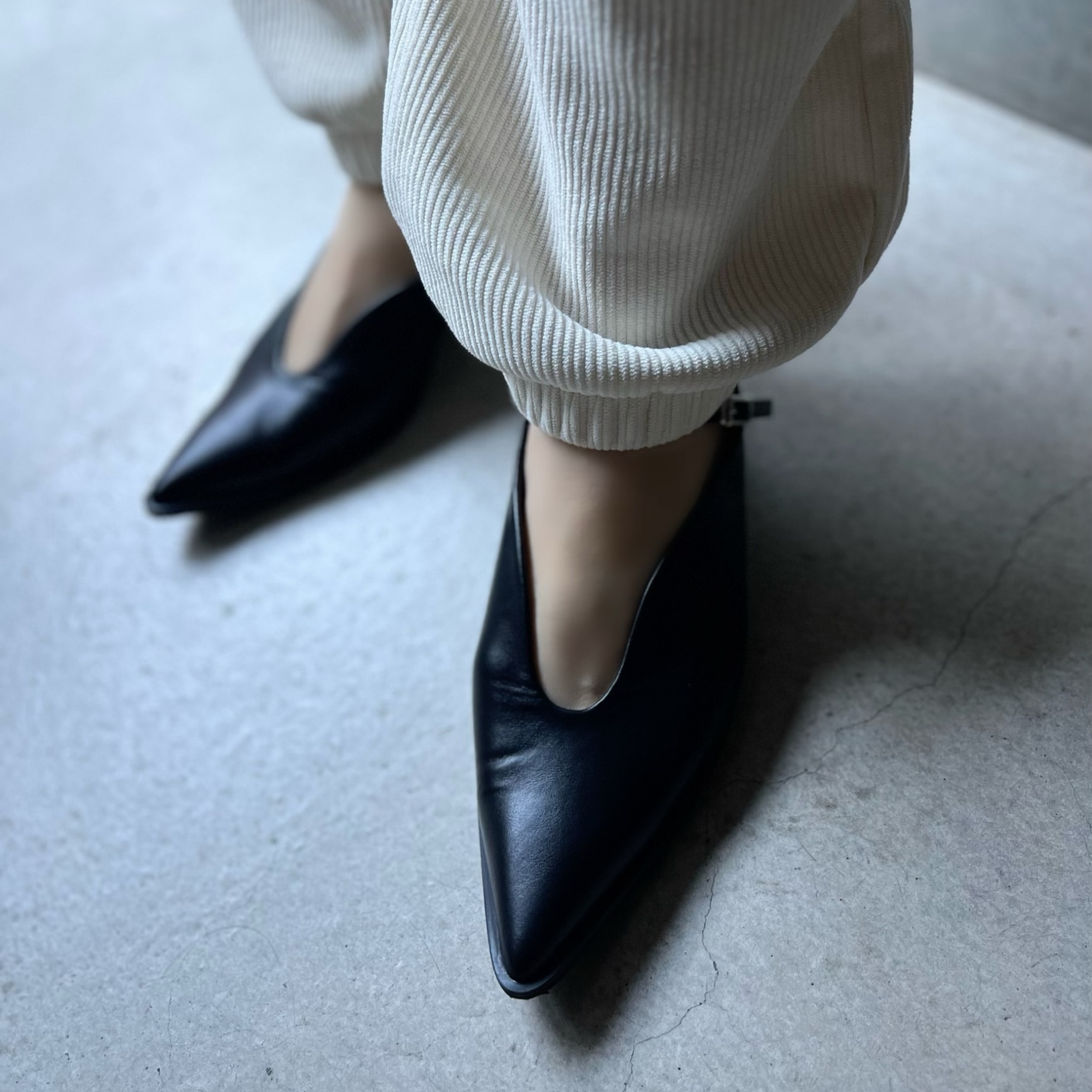 パンプス ローヒール 柔らか ポインテッドトゥ メリージェーン ストラップ 3.5センチヒール レディース 歩きやすい モード ブラック ホワイト チュール 22.5 24.5 白 黒 デザインヒール クッション ソフト - メイン画像 3