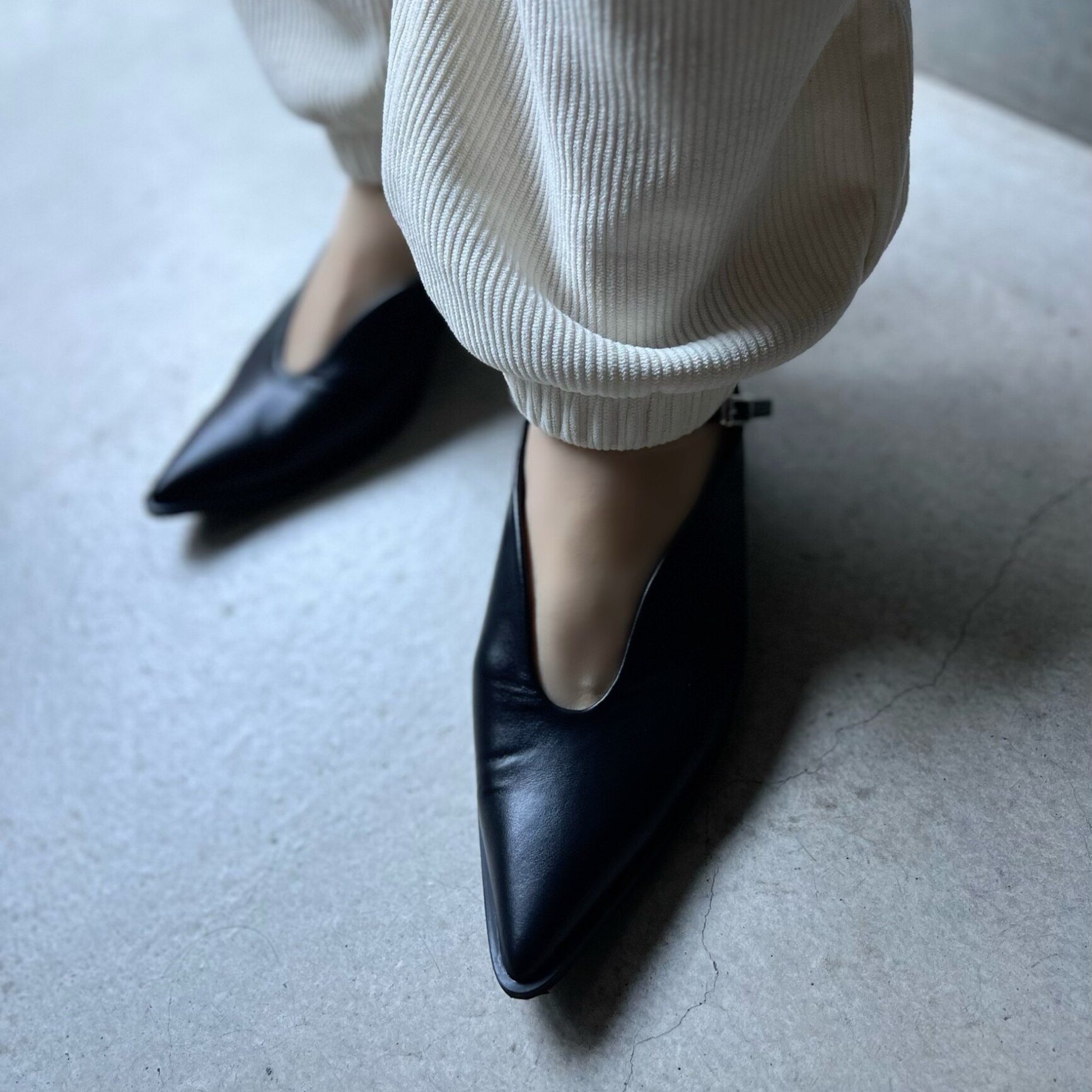 パンプス ローヒール 柔らか ポインテッドトゥ メリージェーン ストラップ 3.5センチヒール レディース 歩きやすい モード ブラック ホワイト チュール 22.5 24.5 白 黒 デザインヒール クッション ソフト - メイン画像 3