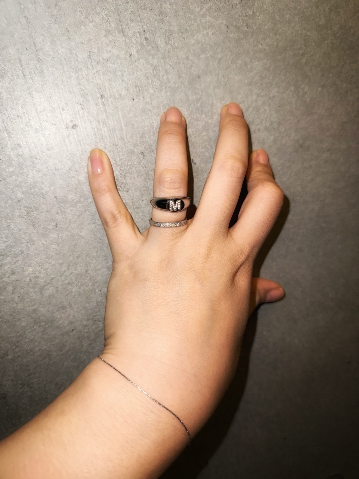 シグネット イニシャルダイヤリング/ Silver ｜指輪 リング おしゃれ サージカル ステンレス シンプル 華奢 つけっぱなし 重ね着け 金アレ 対応 316L 変色 しづらい 大人可愛い 高見え プレゼント ギフト エビネ シルバー