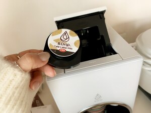 今ならブラック1箱 カフェラテ1箱つき Drip アンドドリップ コーヒーメーカー コーヒーマシン コーヒーサーバー 全自動 ドリップ カプセル式 紅茶 ワンタッチ 手軽 時短 デザイン家電 おしゃれ おすすめ ギフト プレゼント 1人用 Room 欲しい に出会える