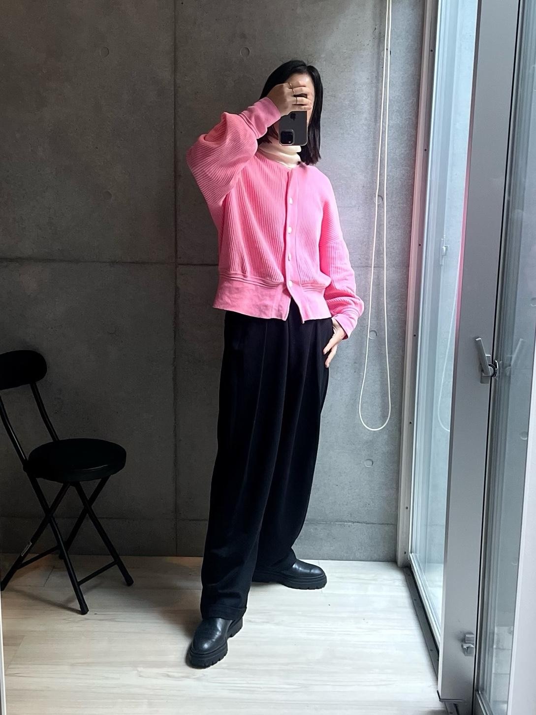 ランキング常連のma.dearのタックワイドパンツ。
やっぱり、ウエストをギュッと絞れるので
背筋が伸びる感じのところでも好印象。
なんだかんだ便利でトップスをインでもアウトでも着てる!
今月買った、hug.uの綿100%の素肌インナーも気持ち良くて大活躍。
繊細なサラフワ素材、年を重ねるごとに天然素材が好きになるなあ♡
#買ってよかった #高見え #冬コーデ #ワイド #着心地重視 #タックワイドパンツ #ma.dear #madear #hug.u