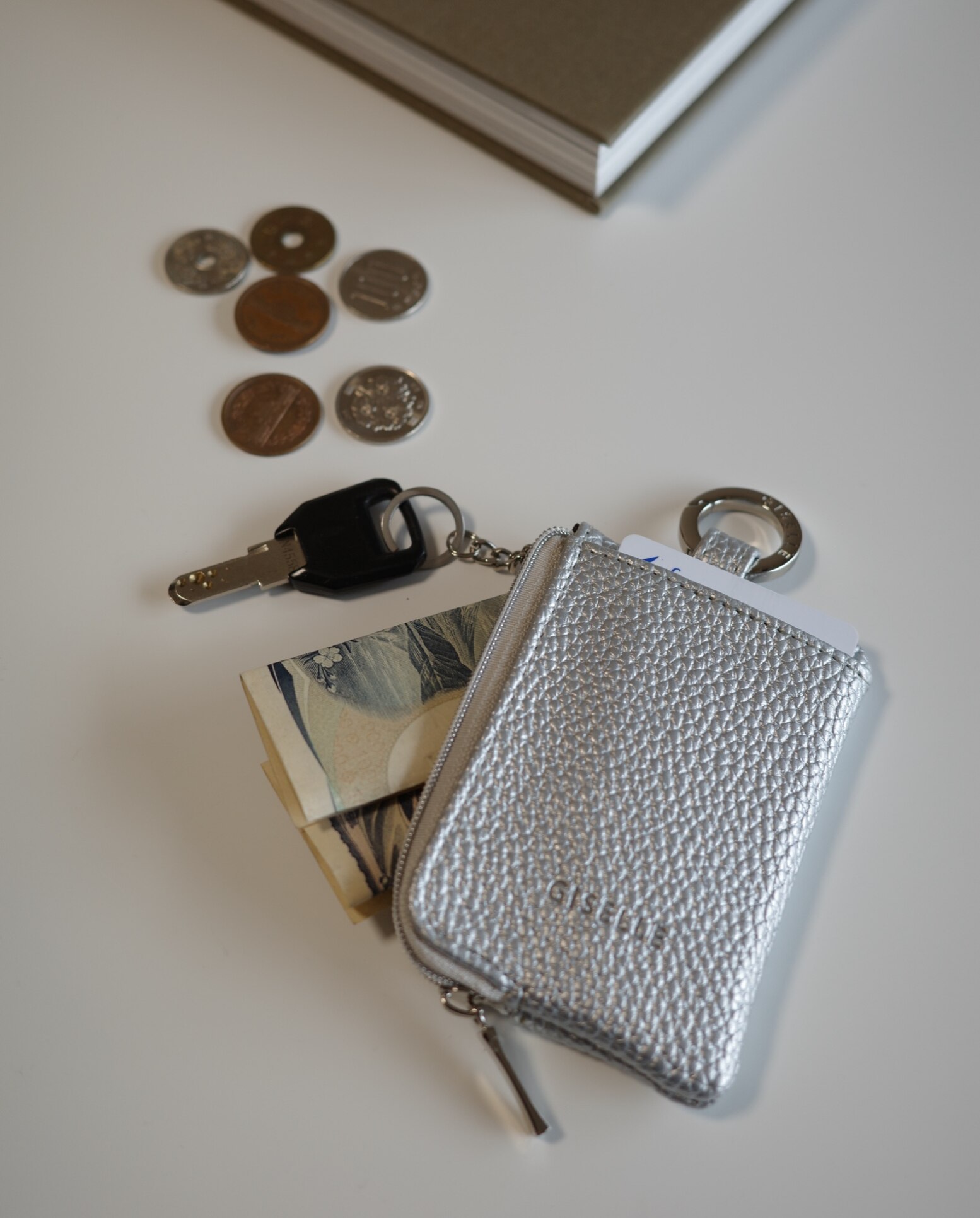 クーポン利用で半額：1,490円／SNSで話題：奇跡のリング キーケース