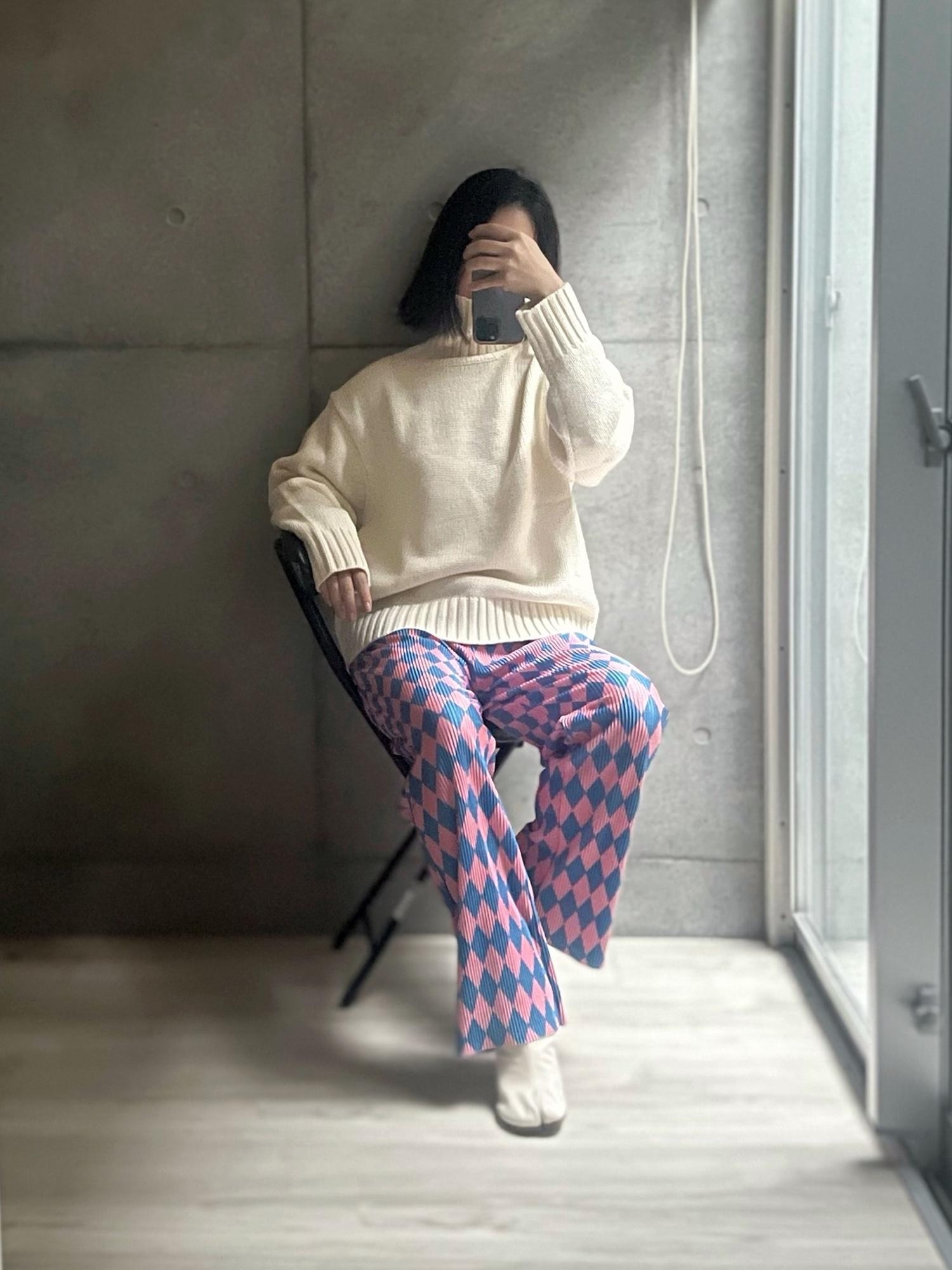 このコーディネートをやりたかった〜🥰

ざっくりニットに派手なパンツ、足元はtabi。
メゾンスペシャル的な空気で。
切ってもほつれないパンツ、私には切らなくていい丈感だけど
よくこんな素晴らしいものを生み出したなとしみじみ…😎

tabiは6.5cmヒールで38.5。いつも24.5cm。
tabiはヒールが低くなるほどコハゼがとめにくくなるので
1サイズあげて…正解！

#冬コーデ #買ってよかった #秋冬コーデ #楽ちんファッション #ワイド #sugarbisket #プリーツパンツ #gu #ニット #ニットコーデ #タートルネックニット #2022秋冬 #ママコーデ #着回しコーデ 