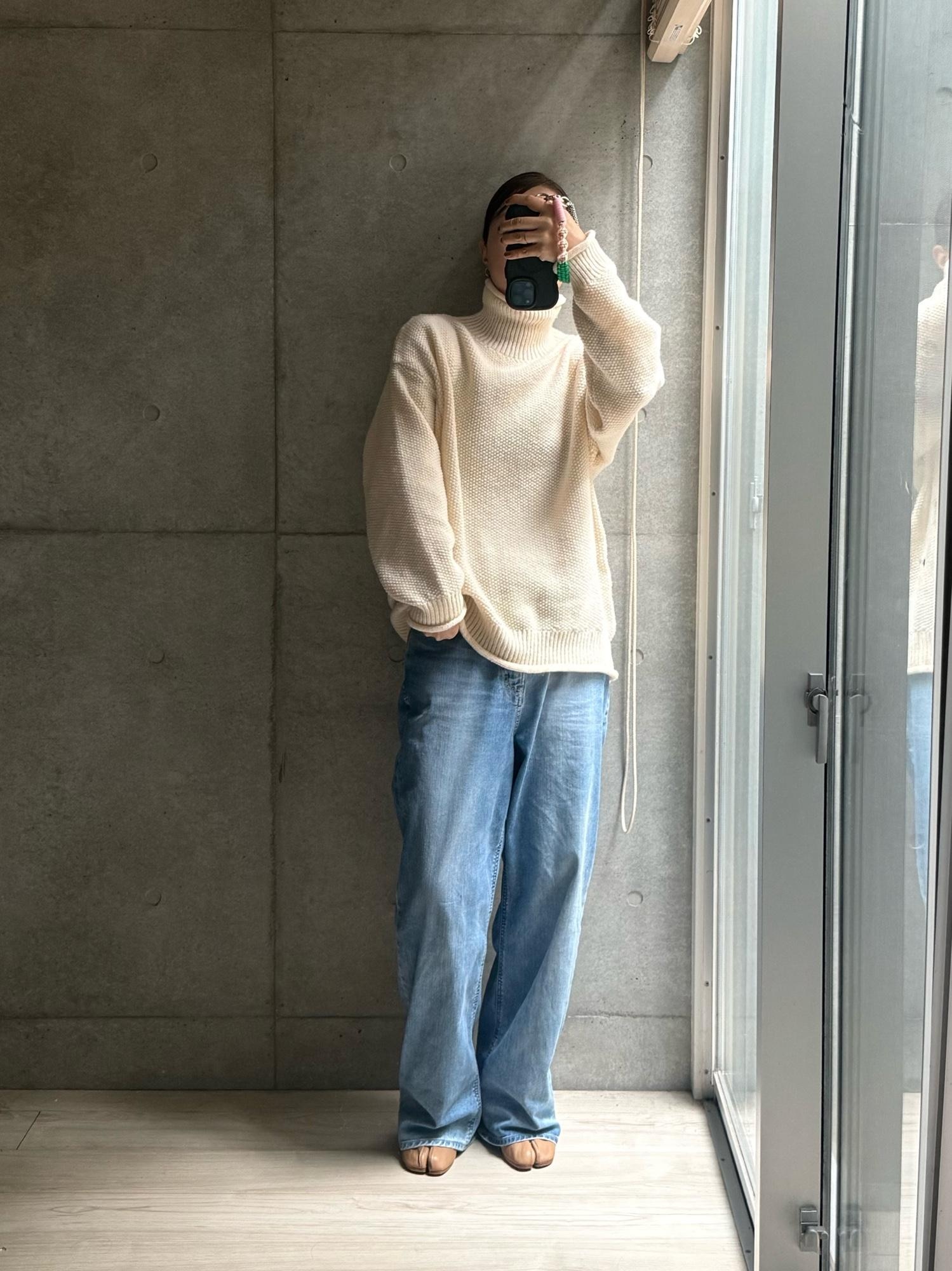 このニット去年から気になっていよいよ買ったらめちゃよかった…!ゴツゴツざっくりニットだけど、ウールと違って素肌にも心地よい肌触り。たっぷりゆったりシルエットで可愛いし楽ちん。あとあったかい!高見えする…このお値段でいいの?
デニムは週一ペースで聞かれるやつ!銘品!ブーツも銘品!