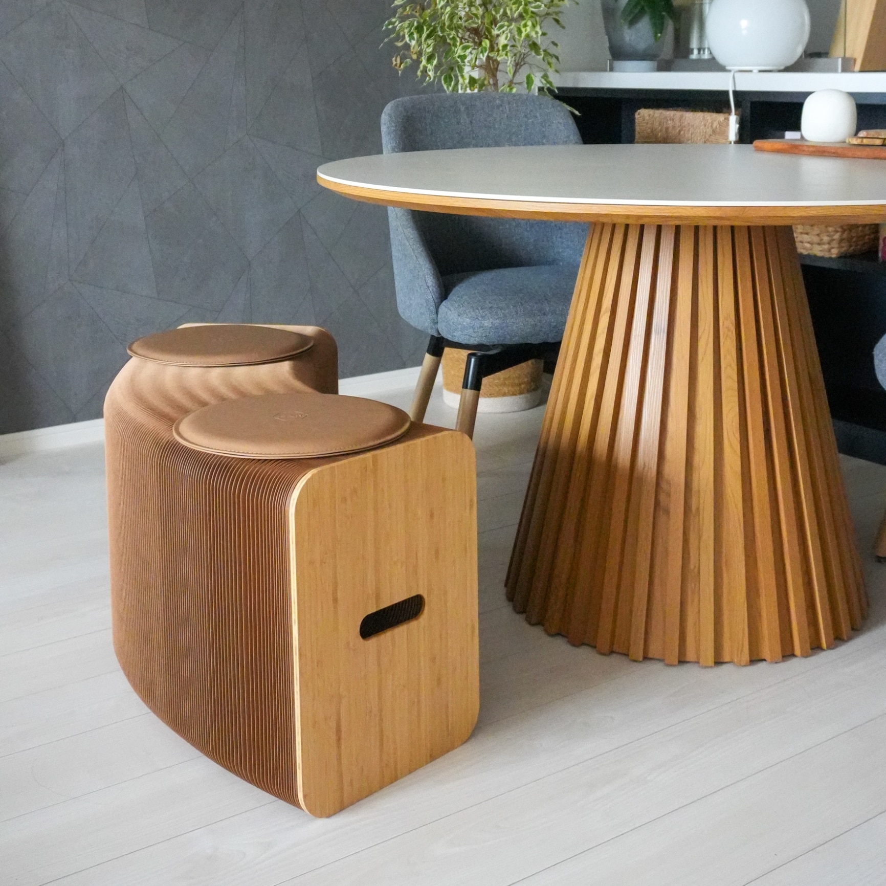 全商品3％OFF】 CAGUUU 伸縮自在 クラフト紙 ロングスツール