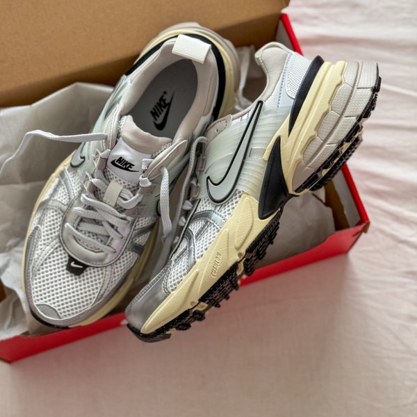 NIKE WMNS V2K RUN summit white/metallic silver fd0736-100 ナイキ 