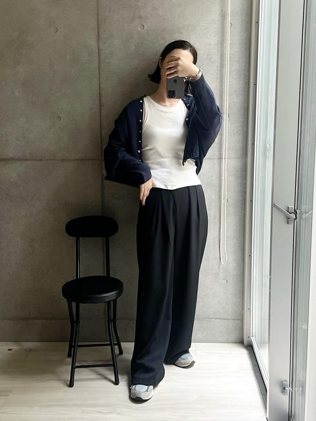 このカーデはよかったなー!
秀逸よ!フォルム、素材、このプライスがまたバランスいい!
ノーカラージャケット感覚で使えるスウェットカーデなんて
大人の休日にもってこいちゃうか…🙄
パンツも沢山真似っこいただいてるパンツ。
リボンは隠してます、これもいいのよ。
リールはもうすぐ10万再生間近。
スニーカーは990v5のアジアメイドのウィメンズライン。
やっぱりv6も欲しくなるわね…😮💨
#着回しコーデ #大人カジュアル #履きやすい #楽ちんファッション #高身長女子 #カーディガン は#pr #タックワイドパンツ #ニューバランス #スニーカーコーデ #アラフォーコーデ #秋コーデ #2023秋