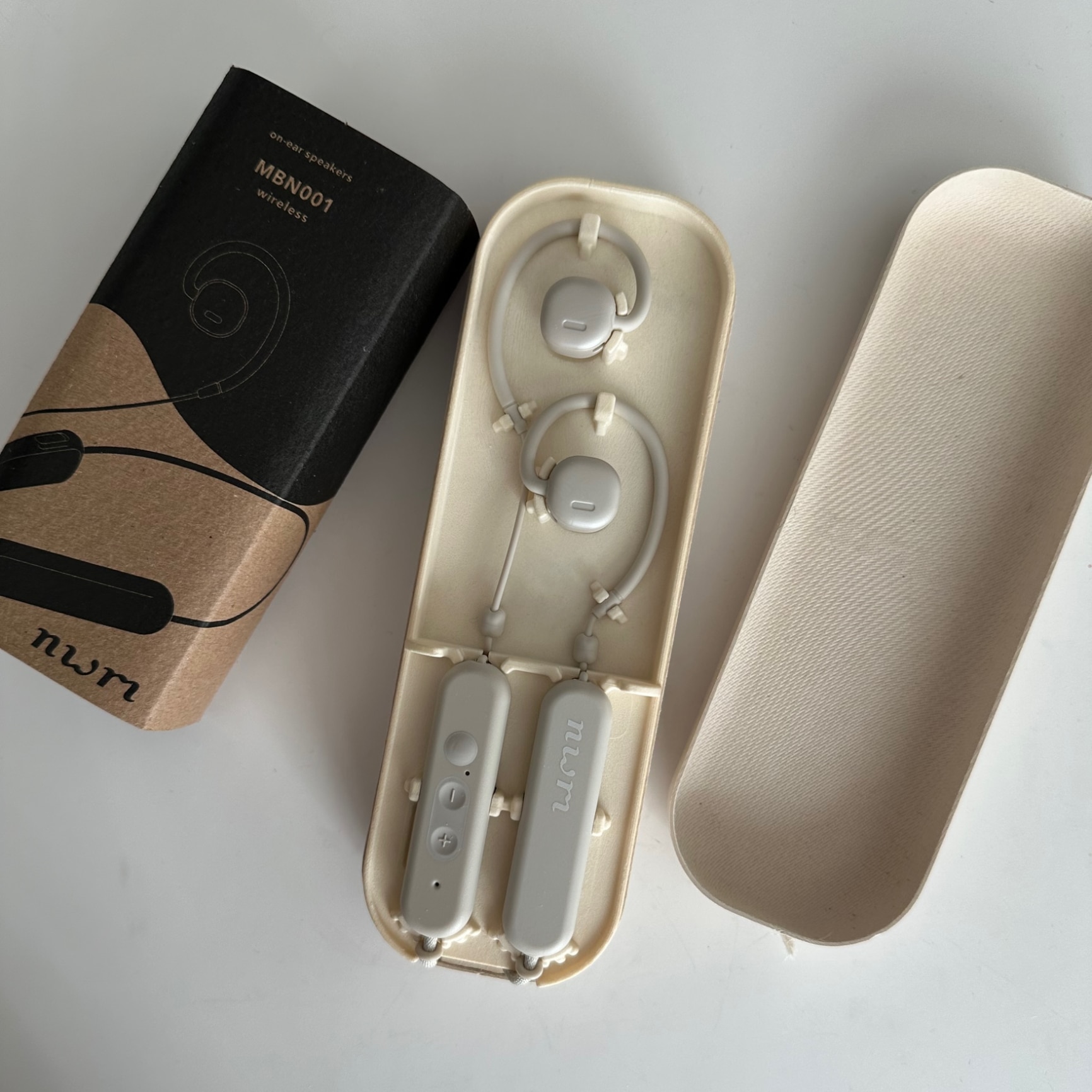 新品未使用　nwmヌーム MBN001 ワイヤレスイヤホン ホワイトベージュ Amazon.co.jp: nwm (ヌーム) オープンイヤー ワイヤレス