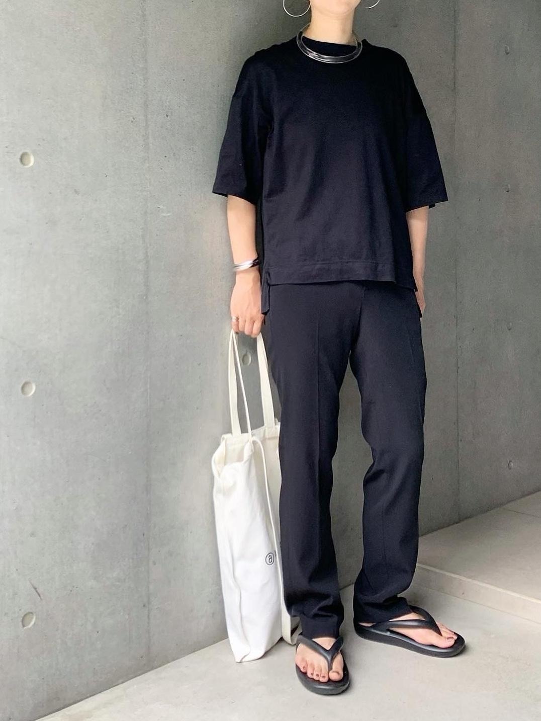 オールブラックコーデ⚡️上下ユニクロです⚡️⚡️

ほんと、TAW&TOEのリカバリーサンダルを毎日履く連休です。
グレージュ、来月買おうと思います🙆‍♀️

#夏コーデ #買ってよかった #2021春夏 #オーバーサイズ #トラウザー #オールブラックコーデ #楽ちんコーデ #ママコーデ #tシャツ #tシャツコーデ #ブラックコーデ #プチプラコーデ #ユニクロ #tawandtoe #トーアンドトー #メゾンマルジェラ 