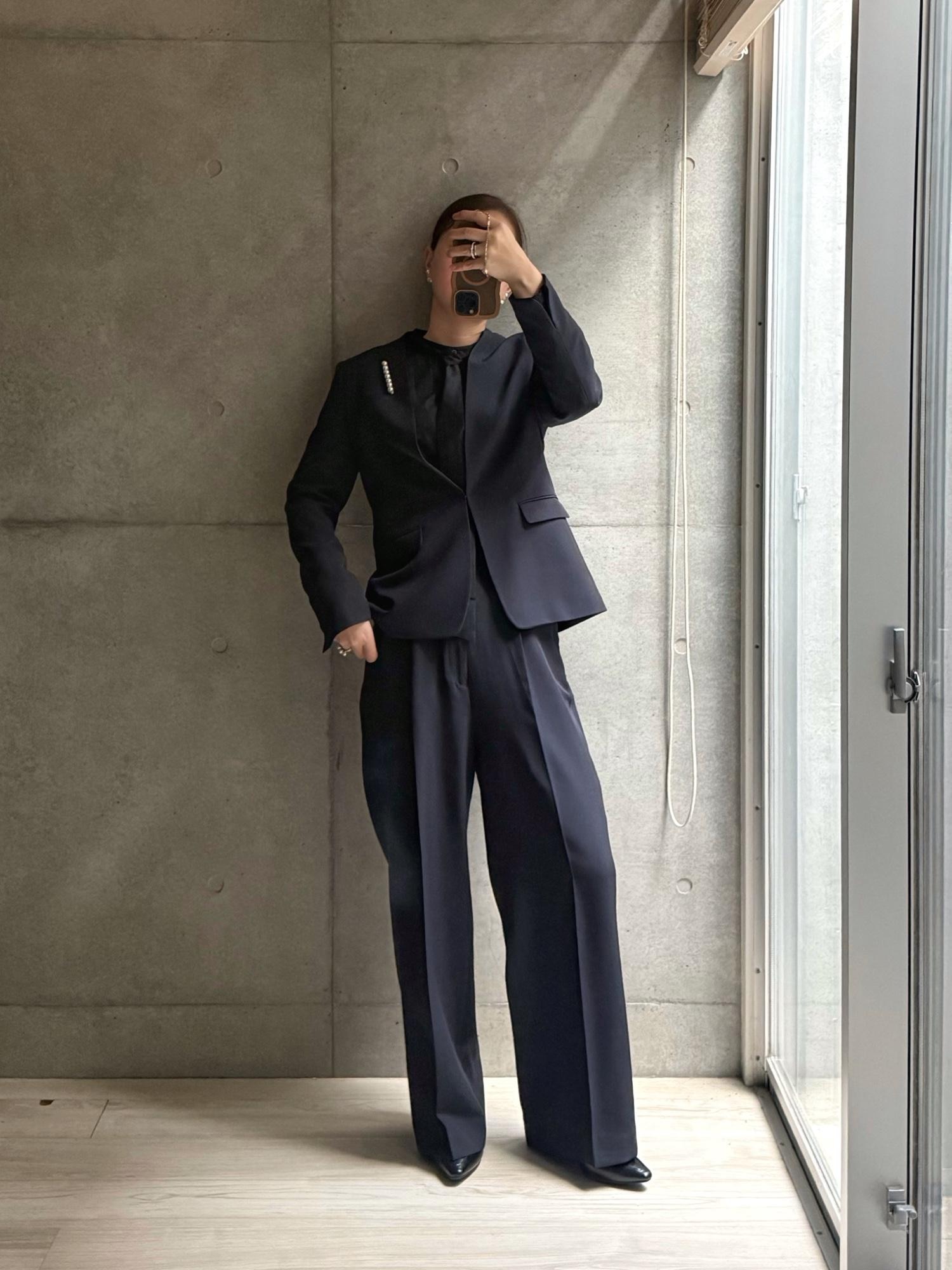 卒園式、卒業式コーデ。ブローチ外したら普通に会社行けそうな感じで。しかし格好いいスーツ。クーポン使って1万円ほど。そしてパンプスがまたいいんですよ。クッションで足がまるっと包み込まれる…いい！非常にいい！

#卒園卒業式 #卒園式 #卒業式