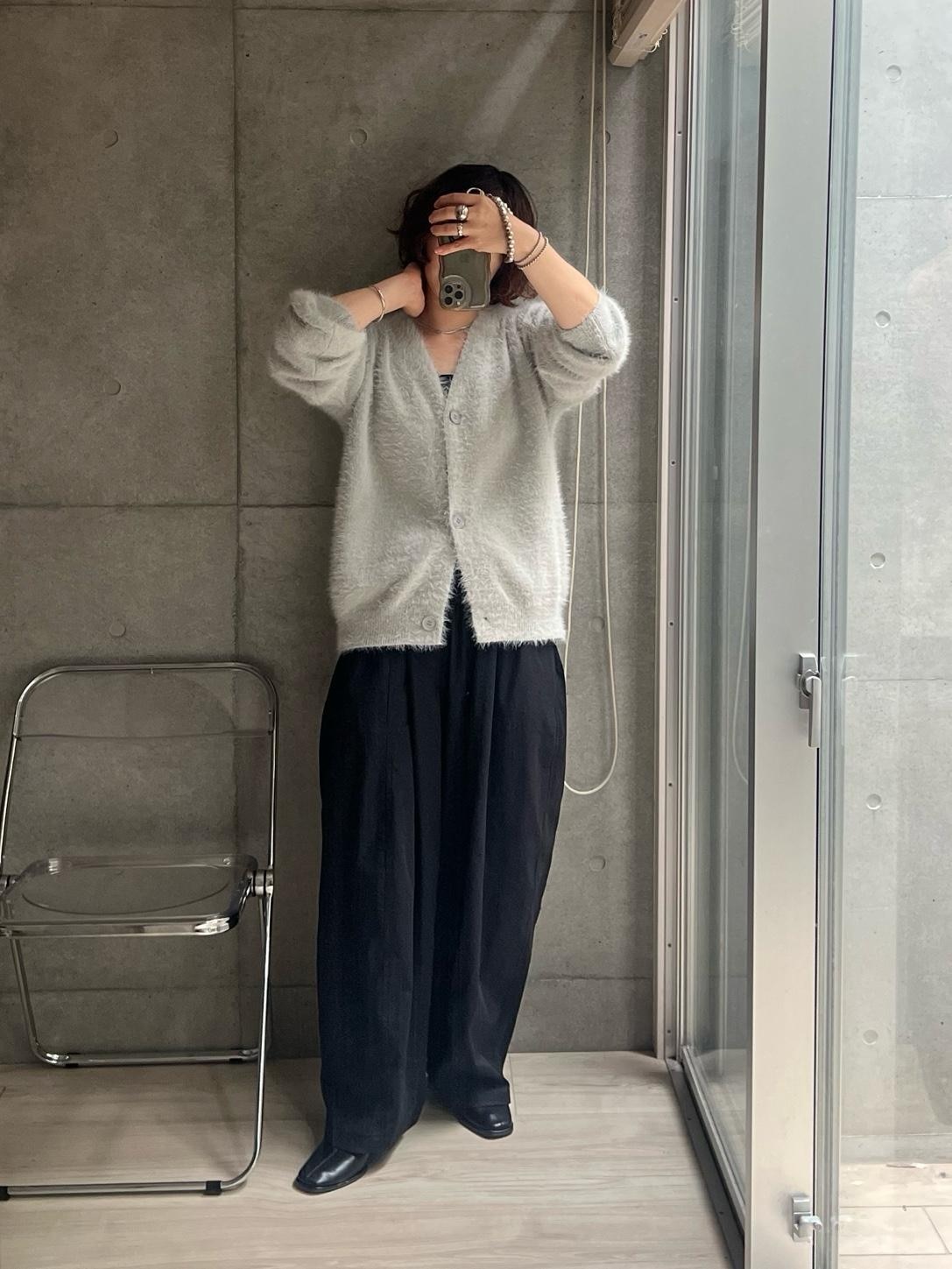 寒さが進んでニットコーデ🧶
フワフワでしっとり感あるカーデはゆったりしていて何だかこなれた空気感醸し出せる可愛いコ。
高見えする!すげえ!ってわけじゃ無いと
腕を通すと…え、いいやん…ポッ…ってなる。
女性らしい感じで、でもお手頃価格だからガツガツ着られてよろしい。
がっしり体型なのにこのリラックスシルエットで
可愛く着られたのは発見!!
その他ヘビロテアイテム合わせてます。
あとブーツがやっぱりいいんだなあ…週5で履いてる気がする。
#秋コーデ