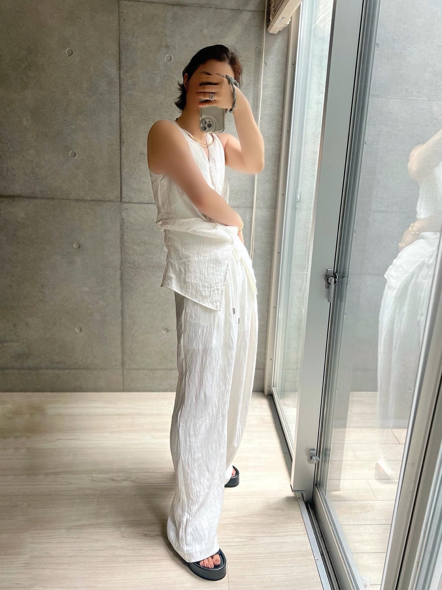 ぐぅえええええええ可愛いぃいいいいいいい。
俺の目に狂いは無かったぜ…大当たり。
高見え抜群のランダムプリーツのセットアップ。
単品でも買えるけど、ホワイトの着画に惚れてポチ。
素敵すぎやせんか…!
上下L。
トップスはタイト目、反面、パンツは大きめ。
股下かなり長いので
166cmの私はウエスト詰めるか裾上げかな。
あと、胸元とウエストをフロントの前からは見えない
ボタンで閉めるんだけど、
チープで見えるんちゃう?と最初はドキドキしたけど
意外に見えませんでした。ひいー。
いやー…好き…。
着痩せもする…。
#夏コーデ #2024夏 #セットアップ #高見え