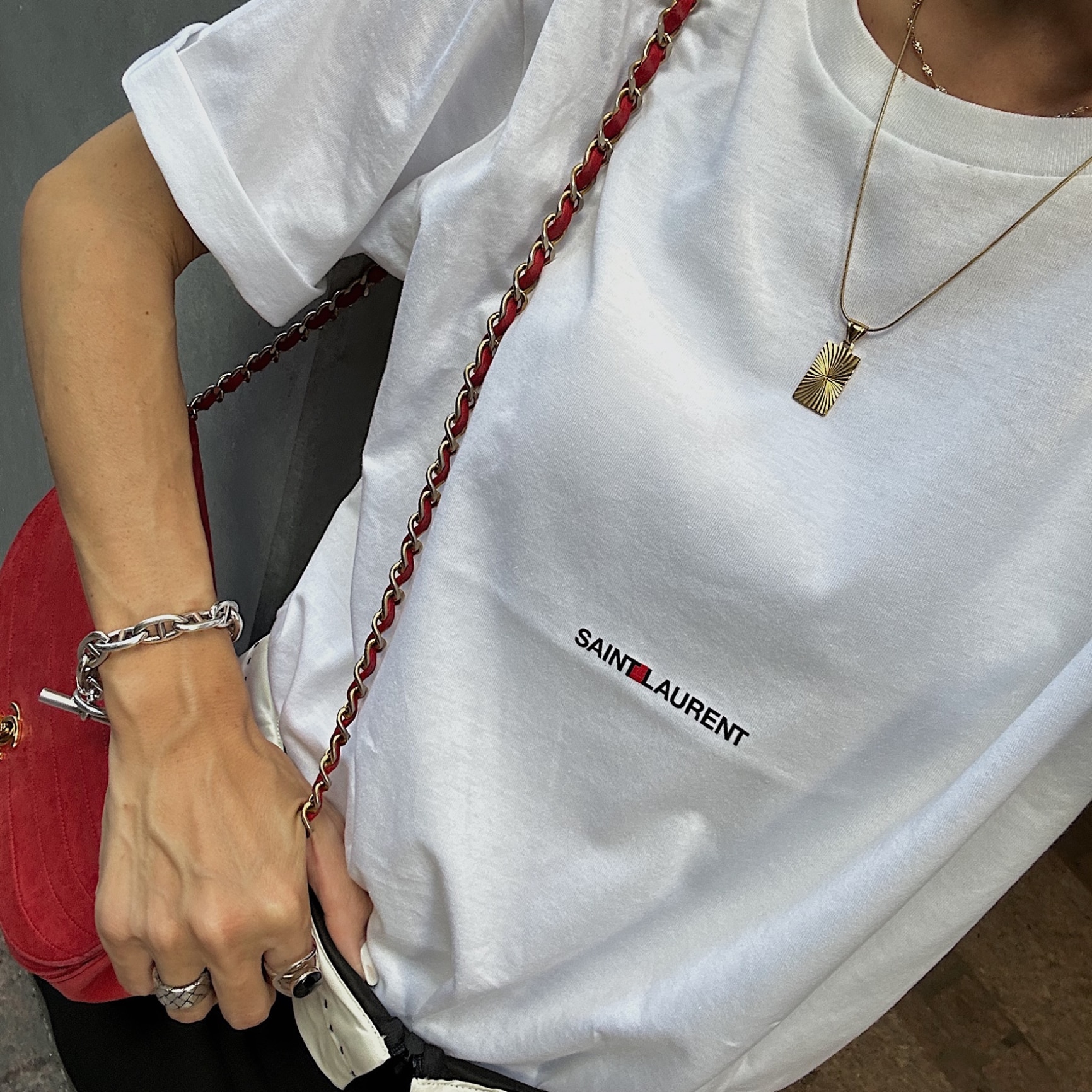 初の折りたたみスマホ SAINT LAURENT ネックレスTシャツ - トップス