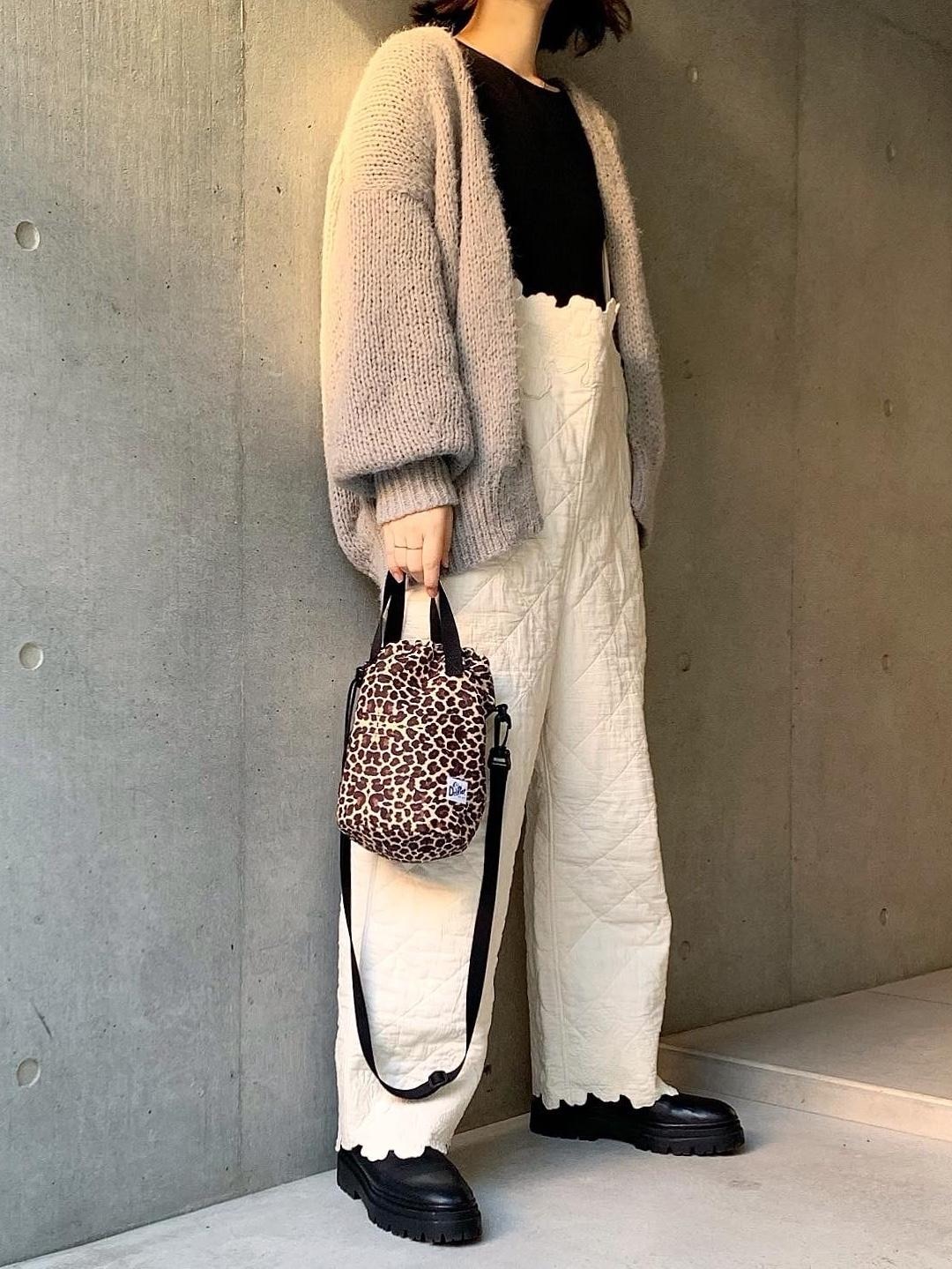 お気に入りふわふわニットカーデは、褒められカーデ。
バッグもアクセントになってくれるので、ヘビロテです。

#冬コーデ #買ってよかった #2021秋冬 #ゆったり #楽ちんコーデ #titivate #drifter #オリジナル写真