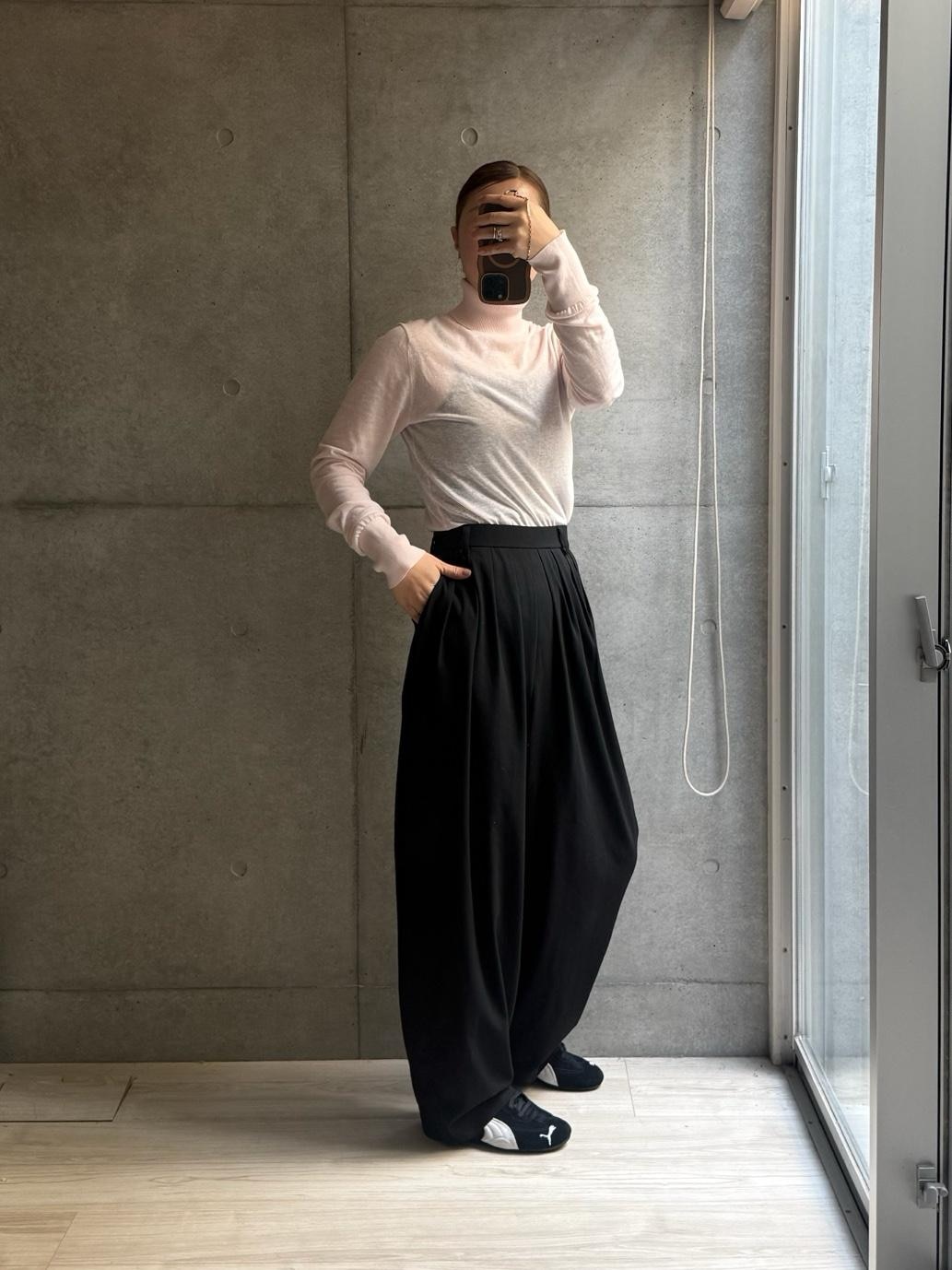 スピキャいい。すごくいい。革靴感覚で履けてモード感あって履き心地も結構いい。ソールは薄いけど踵のサポートがふわっと肉厚でいいんだよね。スニーカーはニューバランスかサンバ系ばかり履いてたからこんなシャープでスリムなやつがほんと新鮮。ワイドパンツと合わせるといいバランス。