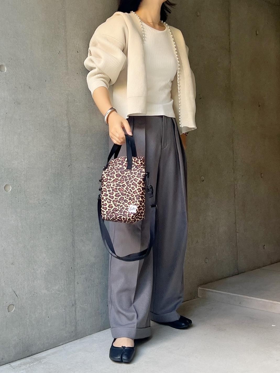 2022秋コーデ🍂
titivateのニットカーデ、可愛い。ボリュームたまらない…！
がっしり肩幅広い系女子も可愛く着られる素晴らしさ。
ドノバンのタビはもはや週3で履いてます。
24.5cmで39、マルジェラは38履いてるけど39で🙆‍♀️

#買ってよかった #冬も着回し #高見え #着心地重視 #ドノバン #ティティベイト #titivate #2022秋冬 #秋コーデ #足元倶楽部 
