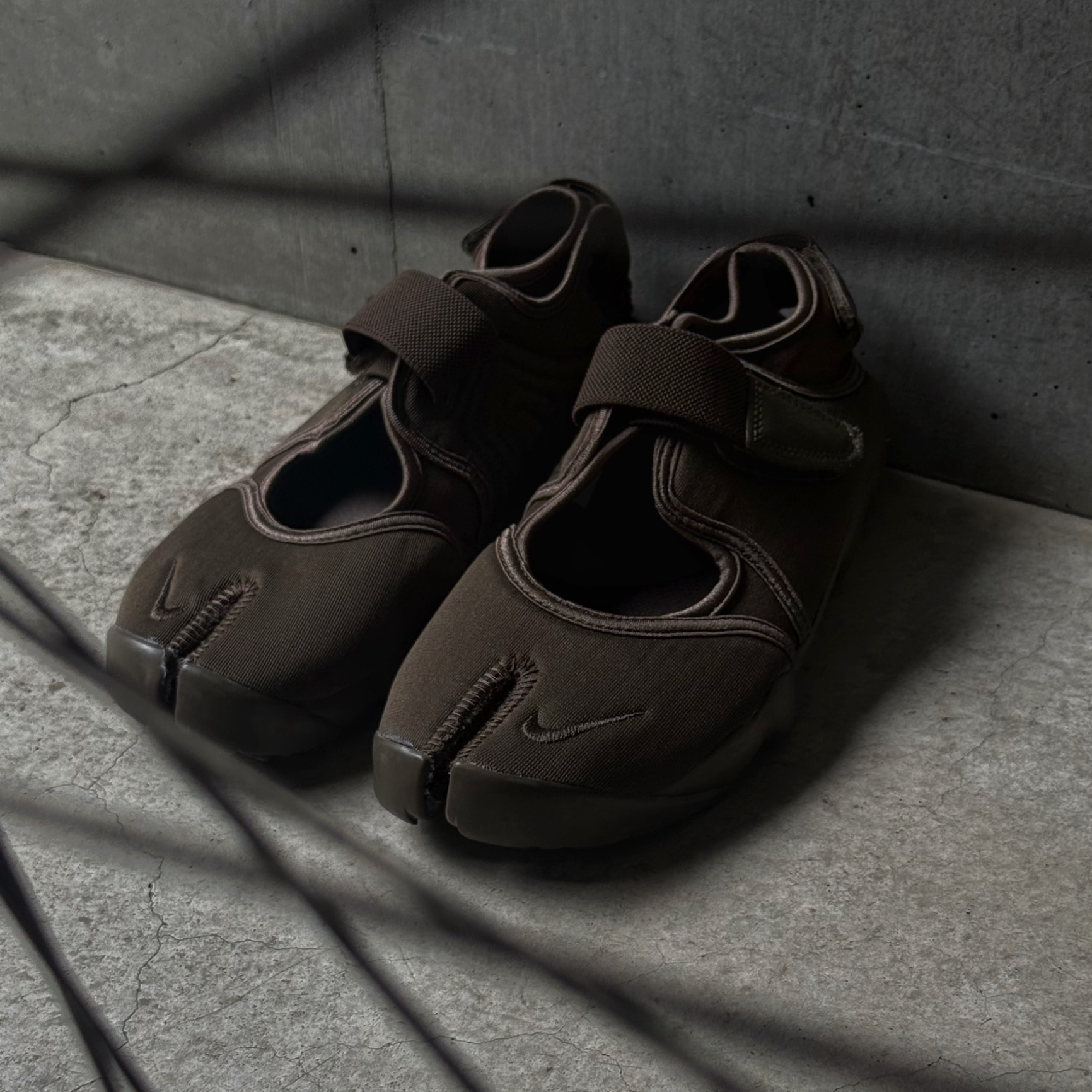 ナイキ ウィメンズ エア リフト NEO NIKE レディース ローカット 足袋型シューズ スニーカー サンダル ライフスタイル 軽量 脱ぎ履き 調整可能ストラップ ダークブラウン 22cm-29cm IV6058-200 SU26 母の日