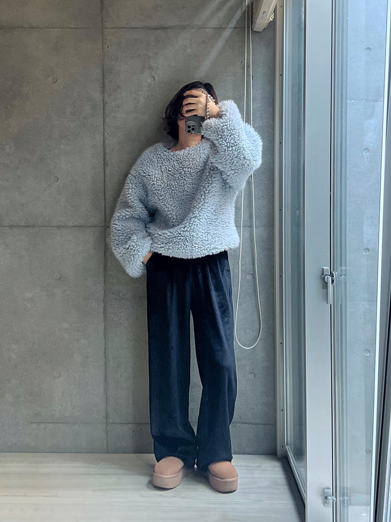 あったかコーデ。
このベロアパンツ、今っぽな空気なだけでなく裏起毛であったかくてありがたい〜。
裏起毛無しverとは素材は違います。
トップスもあったかいし冬はこれだね。

#大人カジュアル #2024冬 