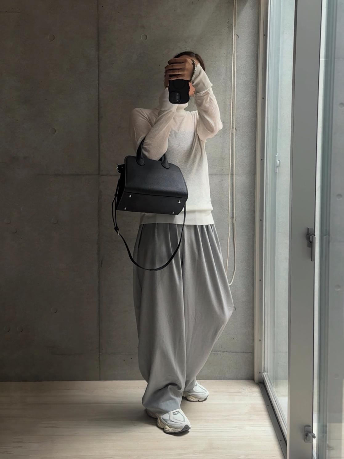 ニット、パンツともに#PR なんだけどどちらも追加でバリバリ買ってるほど好きなやつ…！
繊細シアーな薄手のニットは今の残暑感じる秋にぴったりだし、パンツはタックで美シルエットがすぎて問い合わせ多いやつ。パンツは撥水加工されてるから秋雨多い最近にもいいぞいいぞ。

#2025秋 #大人カジュアル 
