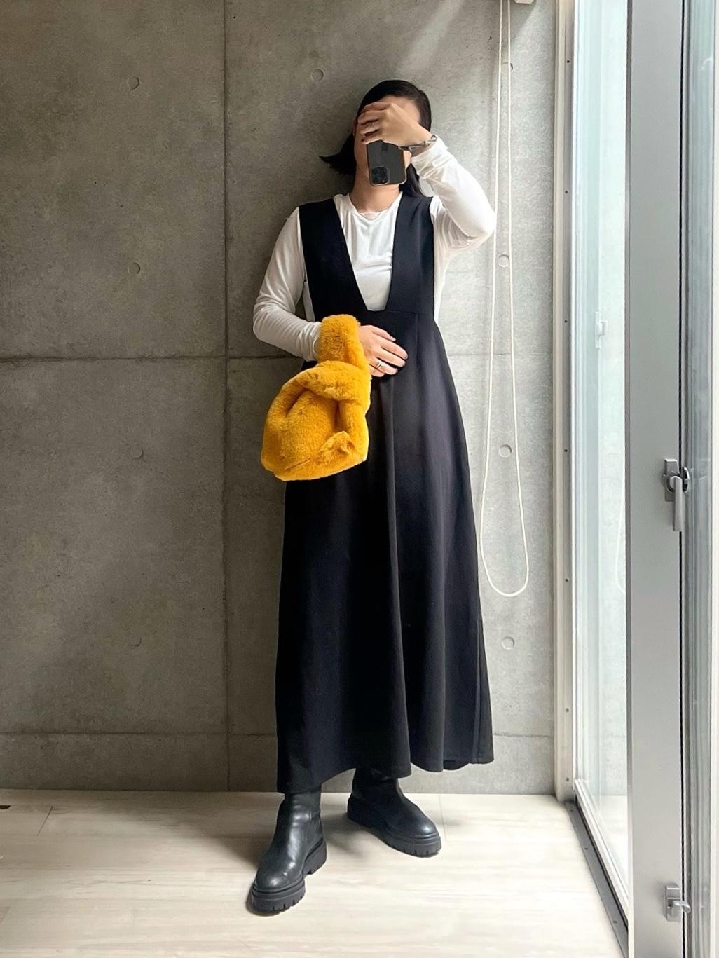 お声がけもらってお迎えした、めちゃくちゃお気に入りのロンTの季節がやってきた!
これすごくいいのです…
☑︎細身ですっきり、袖長く腕長くスタイルアップしてくれる絶妙設計
☑︎詰まったネックでどカジュアルにならない大人ロンT
☑︎優しくふわふわふるる(名曲)であったかみある肌触り
そしてプライスよ…!!!
2着目も買いますやん…?ってなるいい塩梅のお値段。
ブラック、欲しい時には在庫切れてたけど買おっと。
ジャンスカもよろしいよ、あまり履かないタイプだけど
これなら喜んで履けるなーな新たな発見。
エレガントに履けるのね、スタミキとか好きな人に良さそ。
バッグはクーポンでお安い!この冬推せる、アクセントパワーばっつぐーんなやつ。触っていて癒されるところも高ポイント。
#tシャツ と#ジャンパースカート は#pr#高見え #お出かけコーデ #2023秋 #2023秋冬 #秋コーデ #ワンピース #ジャンスカ #プチプラコーデ #シンプルコーデ #アラフォーコーデ #楽ちんコーデ