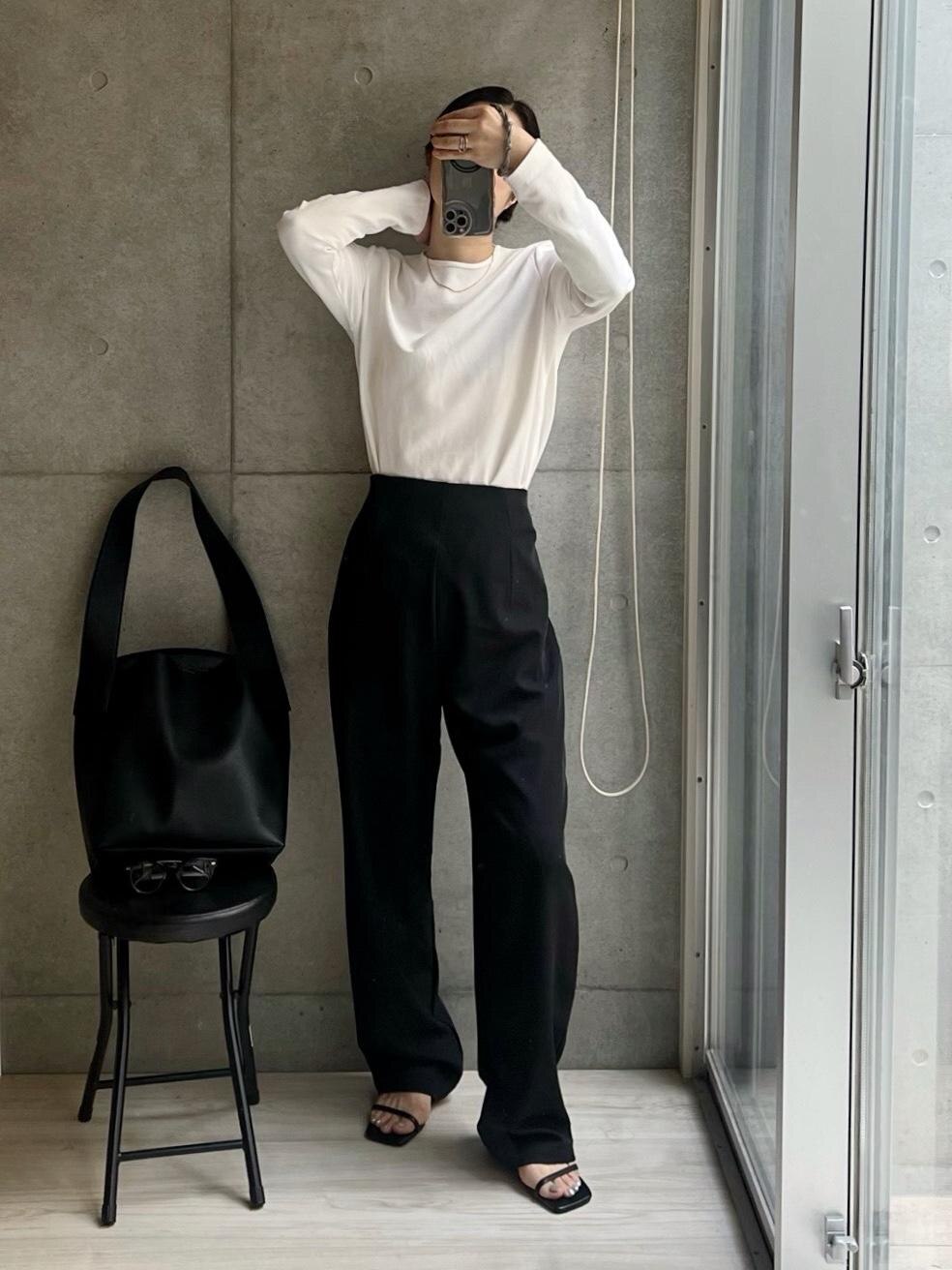 私の目に狂いはなかった…!
ちょいちょい掘り出し物があるma.dearのハイウエストパンツ。
スッキリしててシルエットがキレイ。
股下長めなので高身長さんには嬉しいし、ヒール履いたら脚長効果抜群。
ボリュームスニーカーでたまる感じもすごくよかった。
キレイなツラで、揺れ感もいいツイルでお仕事にももちろんよ。
普通に白のロンTとプチプラサンダル合わせただけ。
ウエスト心配でLにしたけどMでもよかったかも。
それか少しだけ丈詰めようかな、いやこれはほんと大事に履いて行きたいやつ。
#ネックレス は、#pr お出かけコーデ #2024春 #春コーデ #ショルダーバッグ #シンプルコーデ #プチプラコーデ #韓国ファッション #ママコーデ #ロンt #パンツコーデ #サンダルコーデ