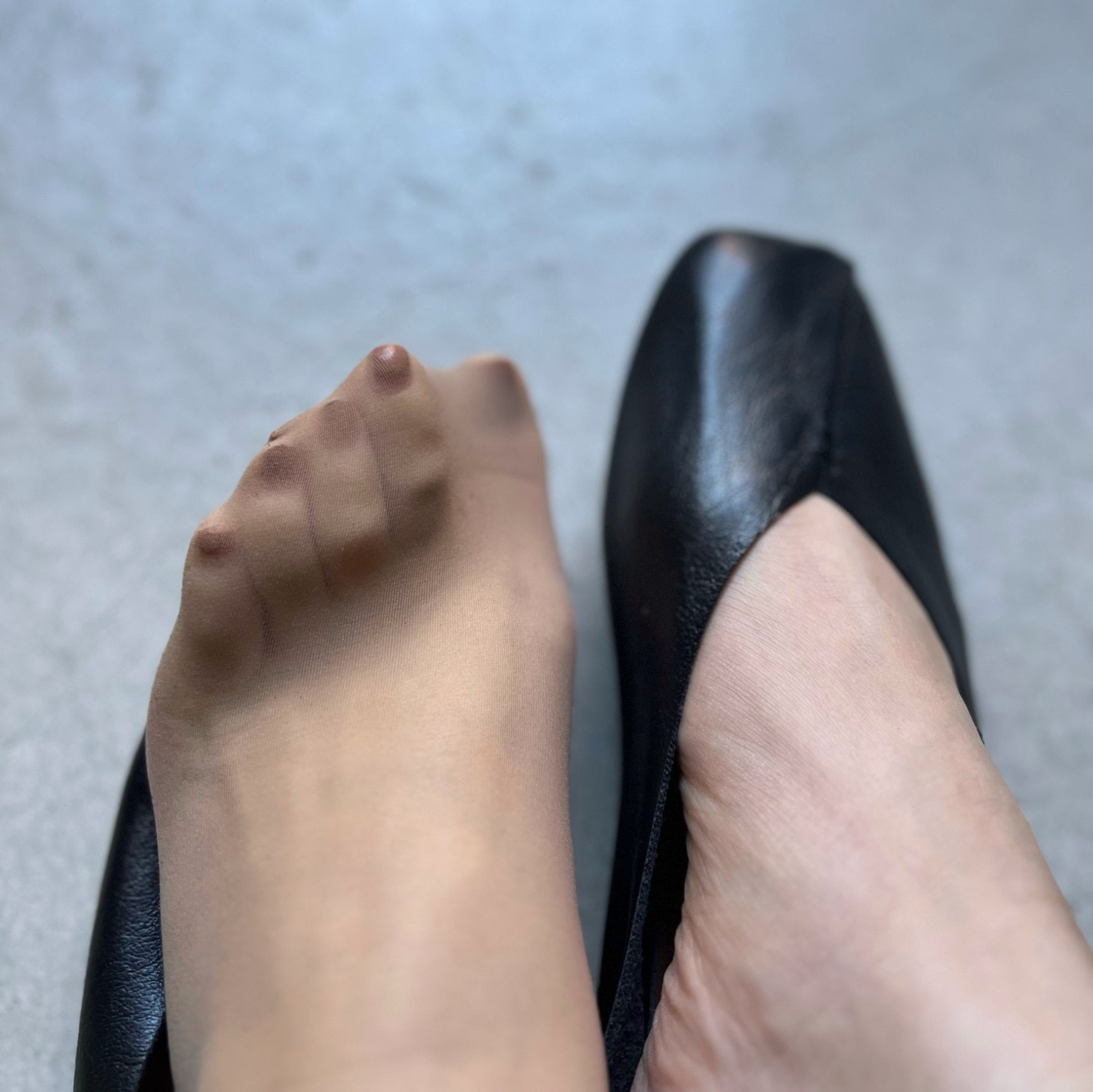 【公式 靴下屋】 伝線しにくい 美しい素肌感ストッキング L-LLサイズ / 靴下 タビオ Tabio くつ下 薄手 タイツ カラータイツ ストッキング デニール レディース オフィス 職場 卒園式 入園式 卒業式 入学式 ママ 母親 大きいサイズ L 黒 日本製 - メイン画像 1