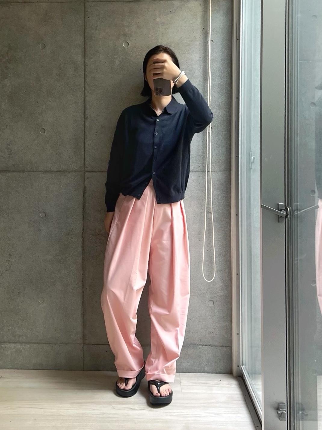 #amely のタックワイドパンツ、新色のピンクがめちゃくちゃ可愛すぎる…桃色具合がいいよ🍑
そして、生地がホワイトと同じはずなんだけど
なんだかパリッとしててシルエットがすごくいい。
買って良かったー🥺🥺🥺
サンダルも最高にテンション上がってるやつ。
Instagramにも動画投稿してます🎥
#着回しコーデ #春コーデ #2023春 #着心地重視 #楽ちんファッション #サンダル #サンダルコーデ #プチプラコーデ #春服 #脚長 #ゆったり