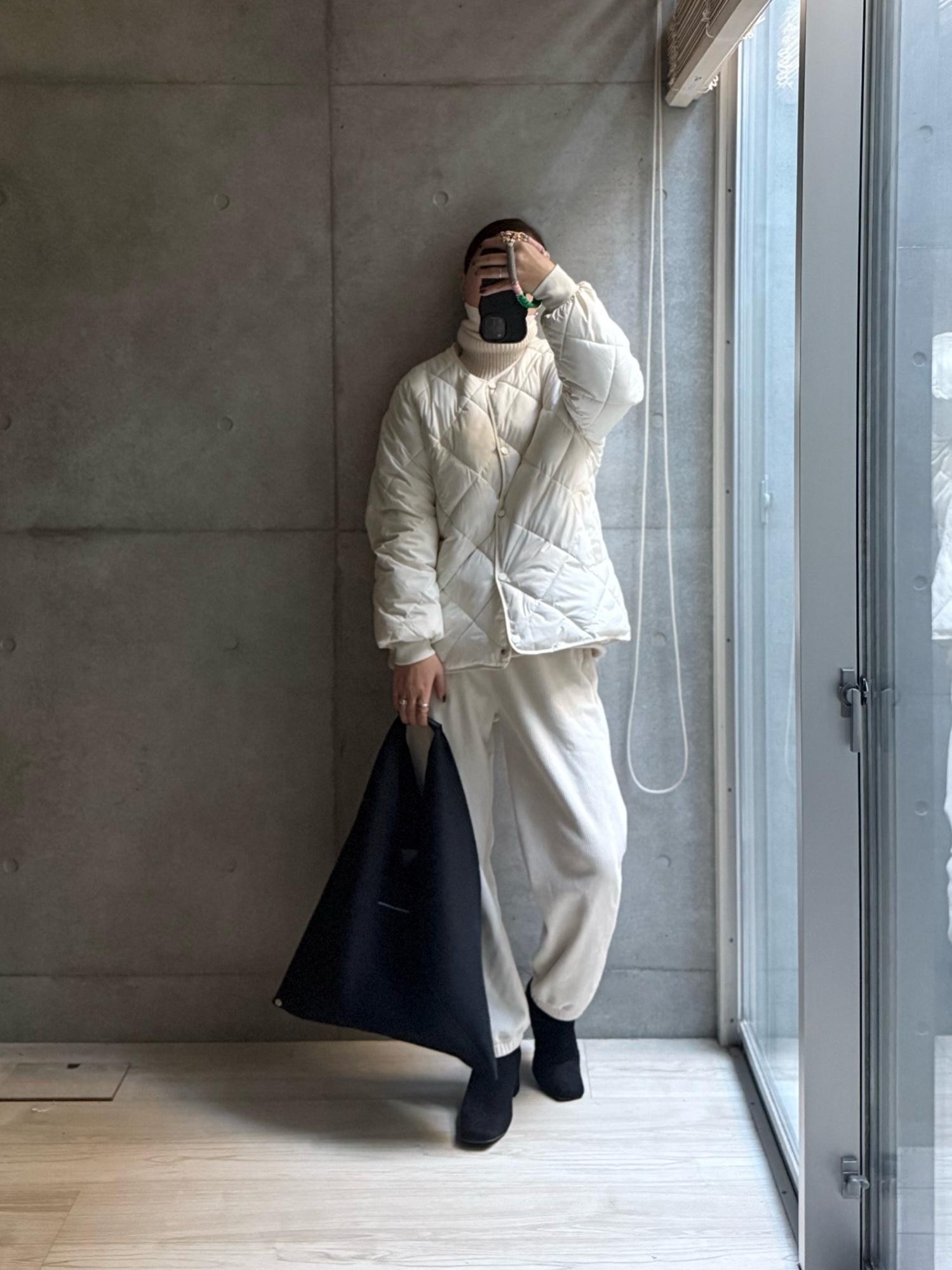 ホワイトコーデ。小物は黒いけど。プチプラだねえ。

#2025冬