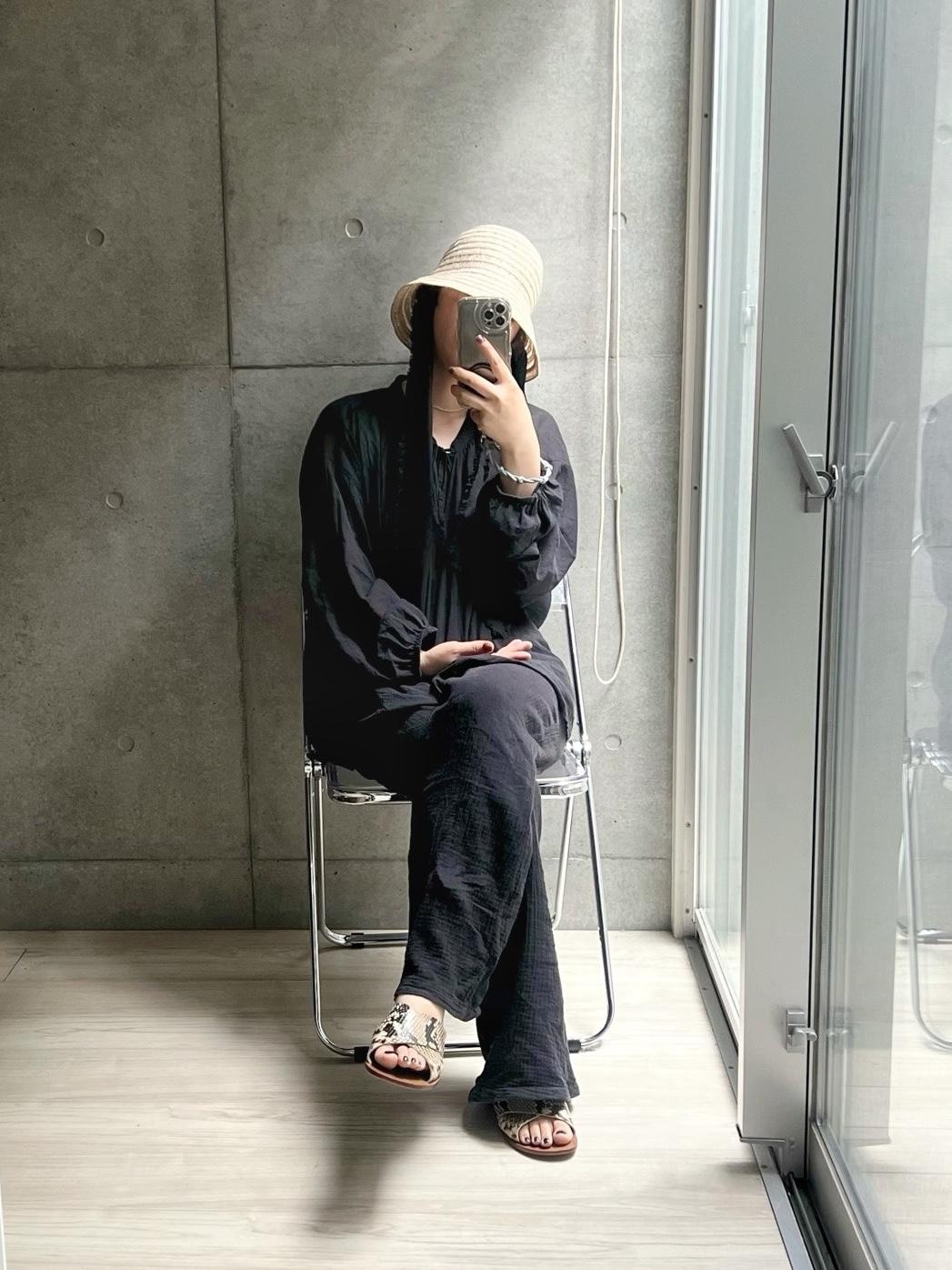 GWの楽ちんコーデ。
さらふわのトップスにパンツ。
このガーゼのパンツ、いいパンツなんだけどなあ…再販しないかなあ。
帽子は昨年より欲しいぃいいいいいいってなってたのを遂に買いました。
やはり良い。メゾンドリリスは間違いない。兎にも角にも大当たりが多いブランド☺️

#買ってよかった #パンツスタイル #ゆるコーデ #アラフォーコーデ #シンプルコーデ #春コーデ #夏コーデ