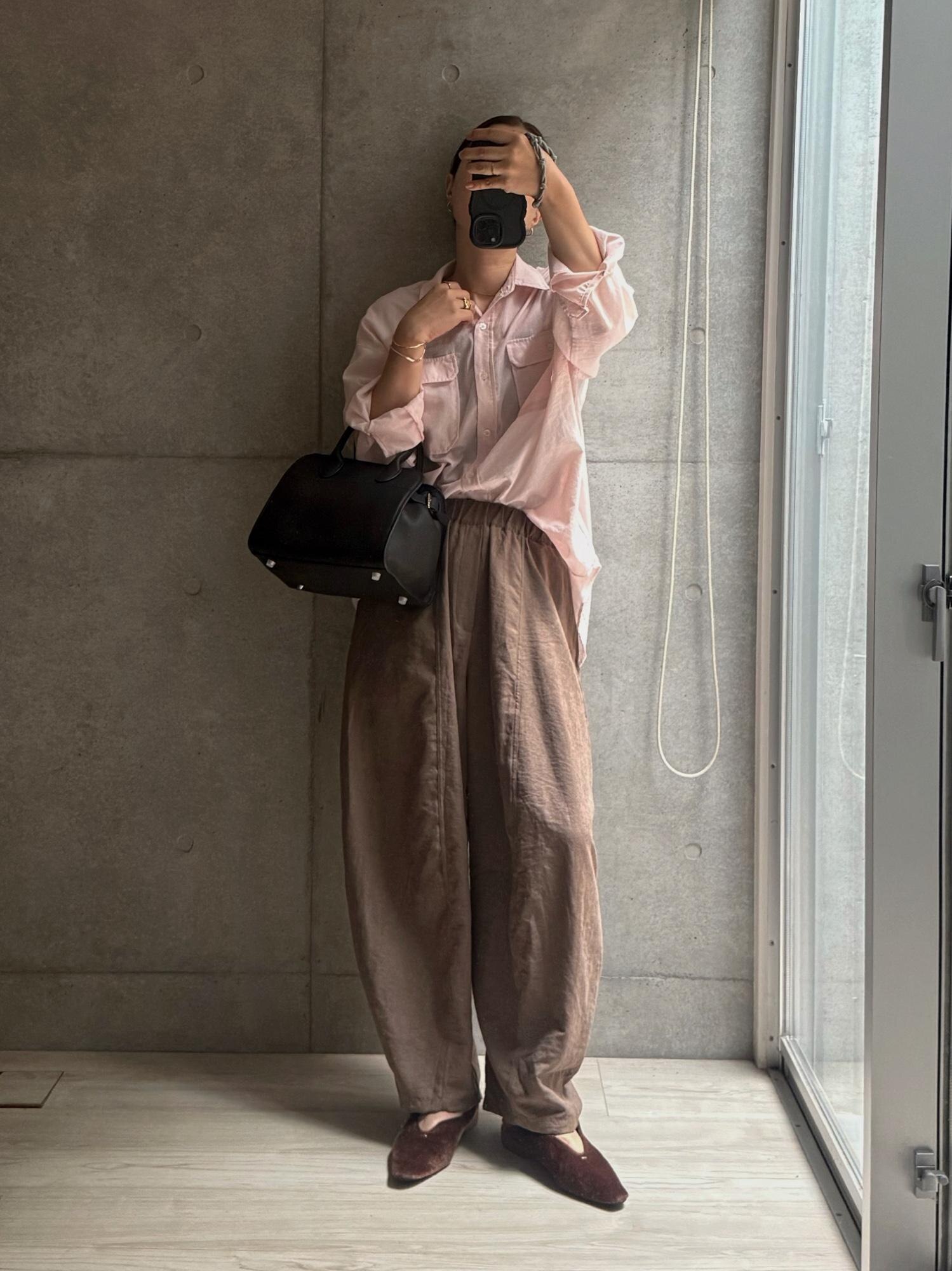 秋のスタイリング。ピンクとブラウンの組み合わせ好き。
パンツは人気のイージーコクーンパンツのフランネル素材。
最初シワが気になったので一度洗ってサーっとスチームアイロン。
これも風が通る軽やかさで着心地いいし、微起毛のムラのある表情は柔らかくて温かみがあっていい!オチ感もいいぞ。
#2025秋 #秋コーデ