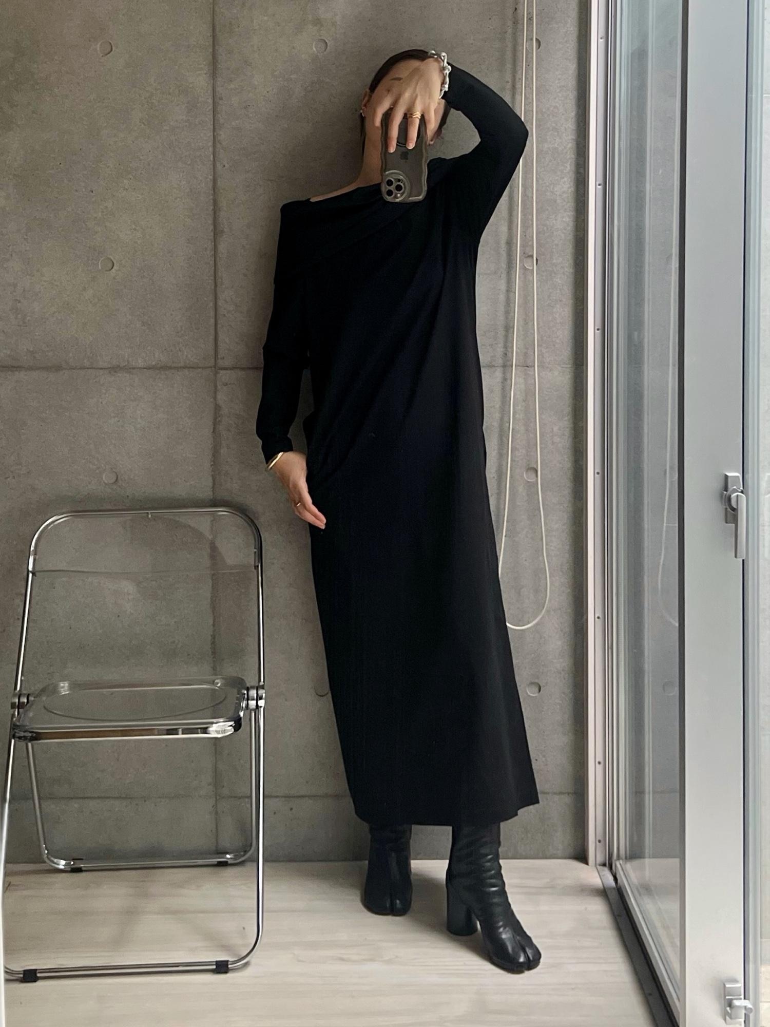 オフショルワンピ、五分袖良かったから長袖でも。#PR
いや格好いい。格好いいよ。
ガタイが良くても品よく着られるオフショル。
重いしっかりした生地でストンとIライン。
166cmでもマキシ丈…こんな美しいデザインでこのプライス。
すごない？
ちょっとしたレストランにも行けるカットソーワンピ。
美術館とかいいね美術館とか。
背後にスリット入ってるから足さばきもいいし
ちょっとセクシーなのいいよ。

#秋コーデ