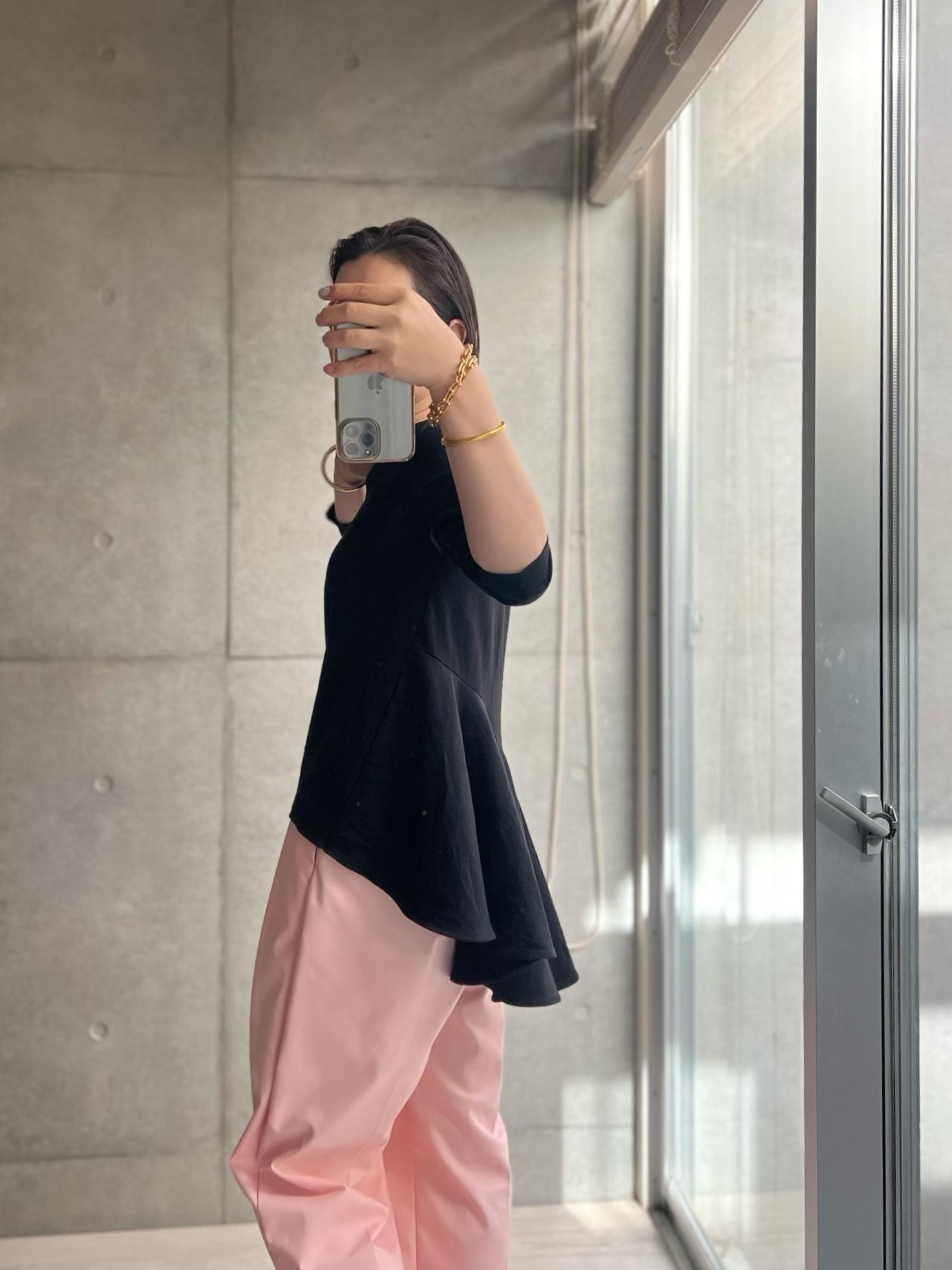 このトップスは想像以上に当たり…🤦♀️
だって名前がヒレ付き…ヒレ…?うそーん?って思ったら
うん、これは立派なヒレやで?ってなった☺️
燕尾服の印象ももたらすゴージャス感のあるヒレ。
前から見たら普通なのに背中へ回っていくとエレガントなフォルムが次第に現れる。
歩くたびにそよぐシルエットもよろしければ
生地がしっかりしてるのでオフィスにも使えて最高やないかと。
大人の女性がちょっとした集まりとかにも恥ずかしくなく行けるやつ。
と言うわけでおすすめなんで長文になりました。
明日くらいにインスタに動画投稿予定です(多分)🙄
#高見え #夏も着れる #ママコーデ #ブラウス #春コーデ #春ファッション #トップス は#pr #meri #オケージョン #大人カジュアル