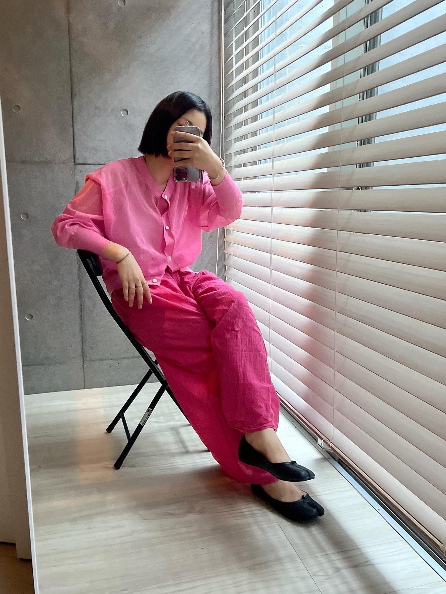 安定の全身ピンク😎💕
このカーデ、涼しく羽織れるは抜け感出るわ体型カバー出来るわと最高なんですわ…
#着回しコーデ #秋コーデ #パンツコーデ #オーバーサイズ #タビ #バレエシューズ #ピンクコーデ #ドノバン #アダムエロペ #rakuten_fashion #オペークドットクリップ #カリテ #楽ちんコーデ #パンツコーデ #ママコーデ