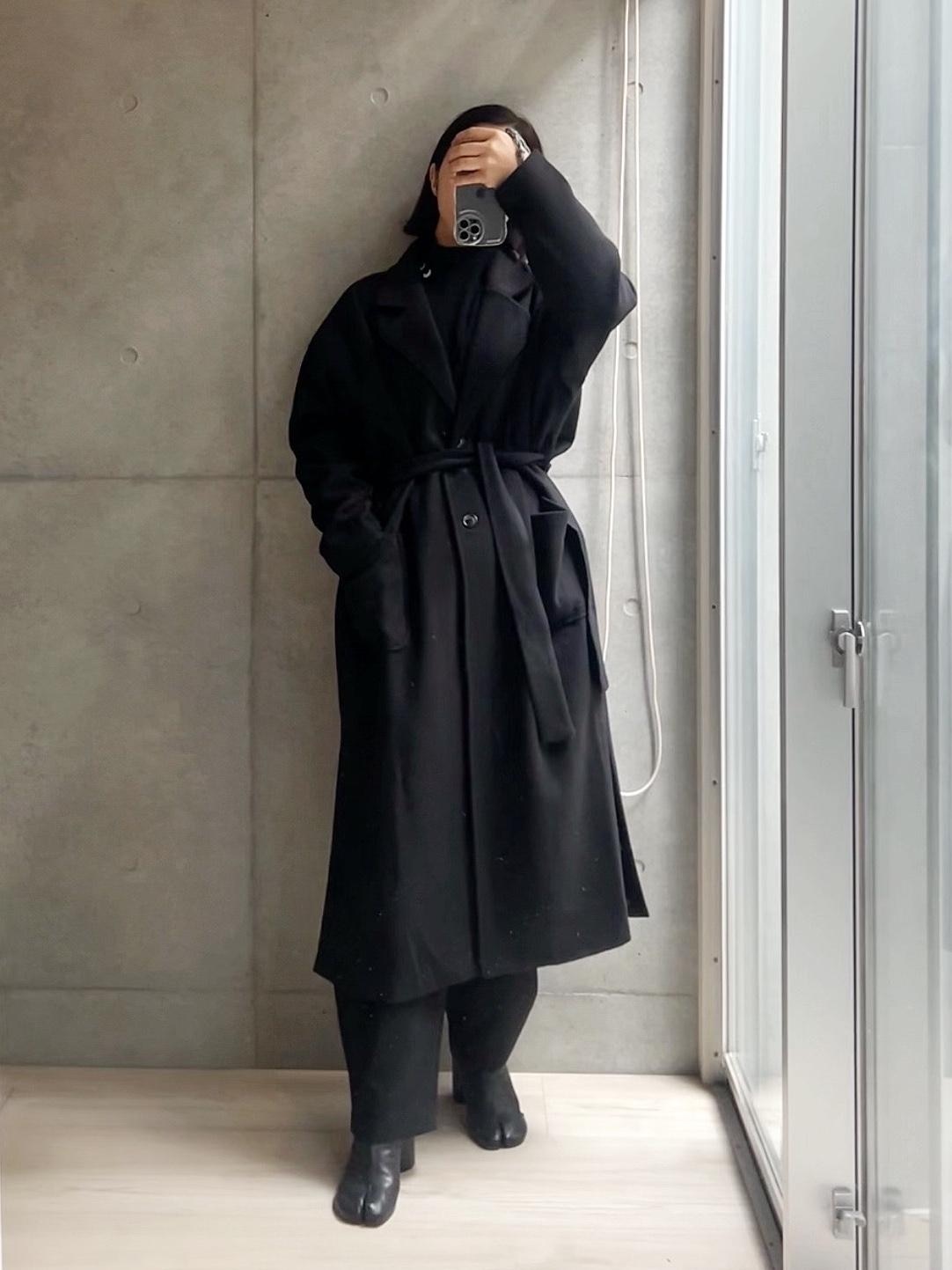 高身長でもロングで着られる黒のロングコート欲しいなーと思ったところでハグユーにちょうどいい塩梅のものがあったあった。
用尺たっぷり使った贅沢な1着はベルト締めると何ともエレガント。
いや実はお葬式とかにも使えるやつが欲しくてね。
これは使えるわー。
真冬にこれだけは厳しいけどインナーダウンとか着たら良さそ。
パンツは仲良しさんオススメのフワフワ起毛が気持ちよくバルーンなシルエットが可愛い安定のfor/cのやつ。
インナーはすごくよかったのでまた投稿しよっと。
ユニクロ×アニヤのニット、マルジェラのタビと合わせて私らしくシックめに🖤
Instagramではリール投稿しました🎥
#PR #買ってよかった #きれいめコーデ #ブラックコーデ #ロングコート #コートコーデ