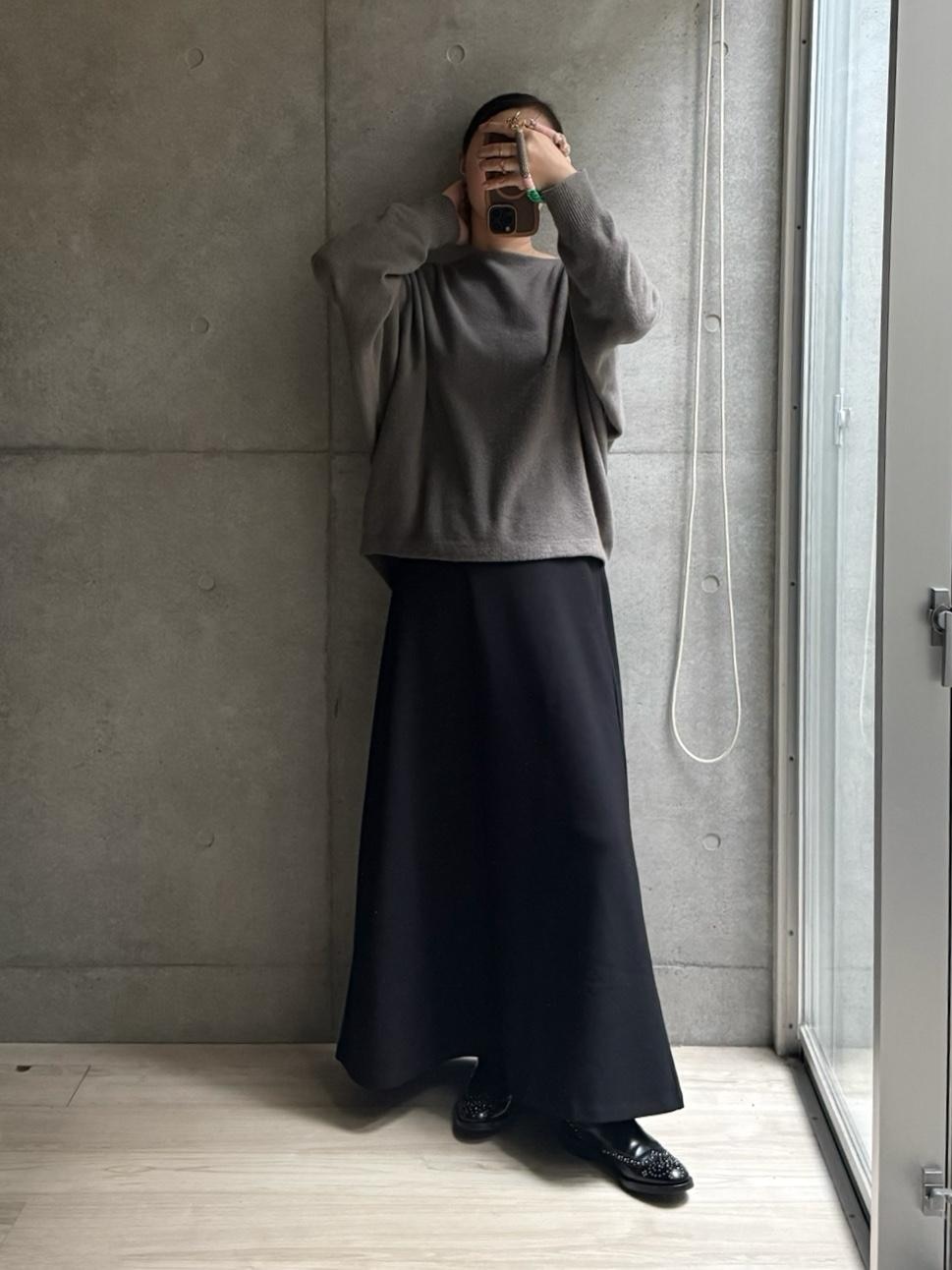 出社の日のちゃんとしたコーデ。東京ど真ん中のビジネス街をこんな感じで。いや普段はこんなちゃんとしてないけど1月ですしね。そしてチャーチはやっぱり背筋が伸びるなあ。あとスカートがめちゃくちゃいいです。めちゃくちゃ。素敵すぎるね。
#2025冬