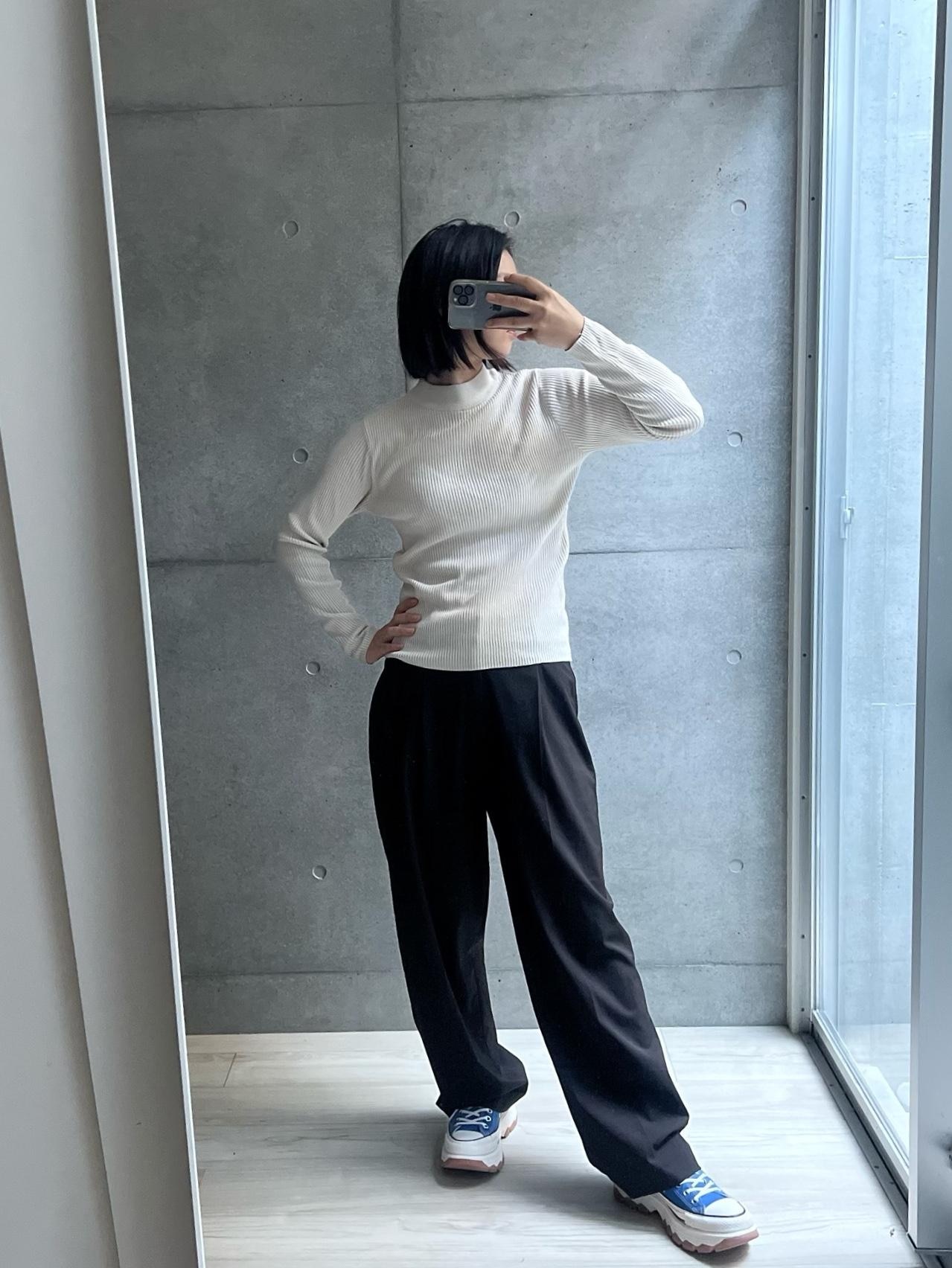 すっかり寒くなったのでニットが大活躍🧶
落ち着いた感じでまとめた上下には、敢えて元気なスニーカー🫶

#大人カジュアル #プチプラコーデ #パンツスタイル #スニーカー #秋コーデ #スニーカー部 #冬も着回し #イーザッカマニアストアーズ #コンバース