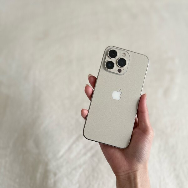 国産高品質】iPhone スキンシール シック全8色（ベージュ／ブラウン 