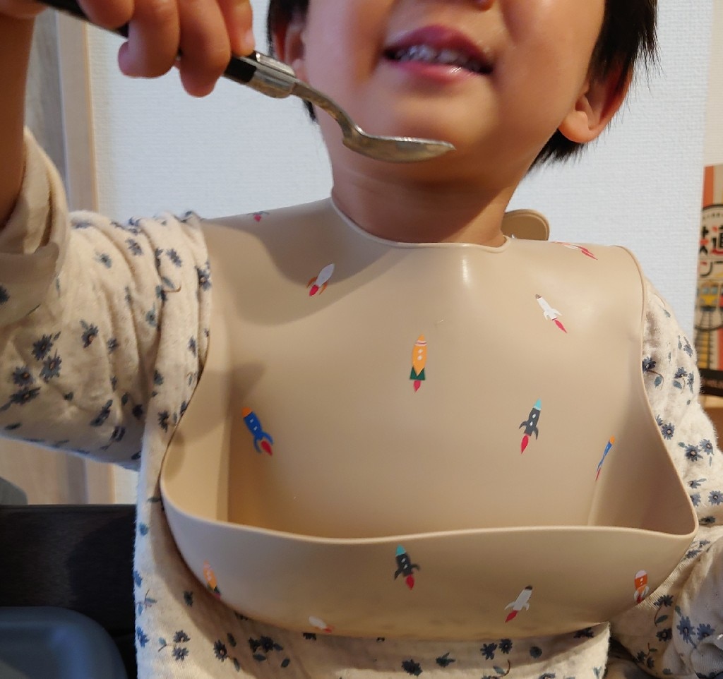 【10/1 P5倍】mushie ムシエ シリコンビブ お食事エプロン Silicone Baby Bib 赤ちゃん シリコン 袖なし 保育園 離乳食 ビブ スタイ 防水 おしゃれ 出産祝い ギフト 誕生日 プレゼント 男の子 女の子 メール便