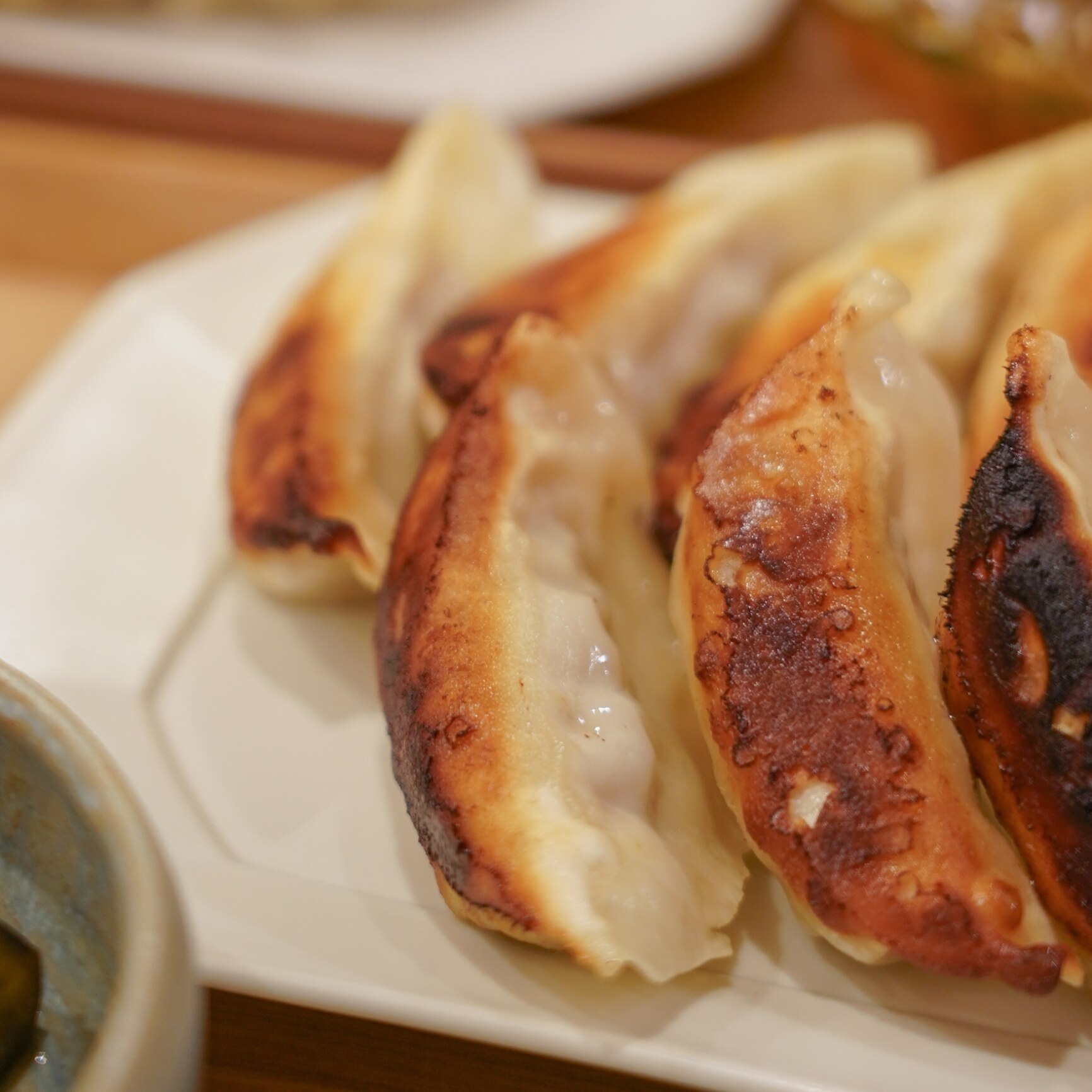 【4年連続中華総菜・点心部門・楽天グルメ大賞受賞！】餃子 送料無料 【5000万個完売】黒餃子48個本餃子48個！約96個分約16人前！ 送料 ...