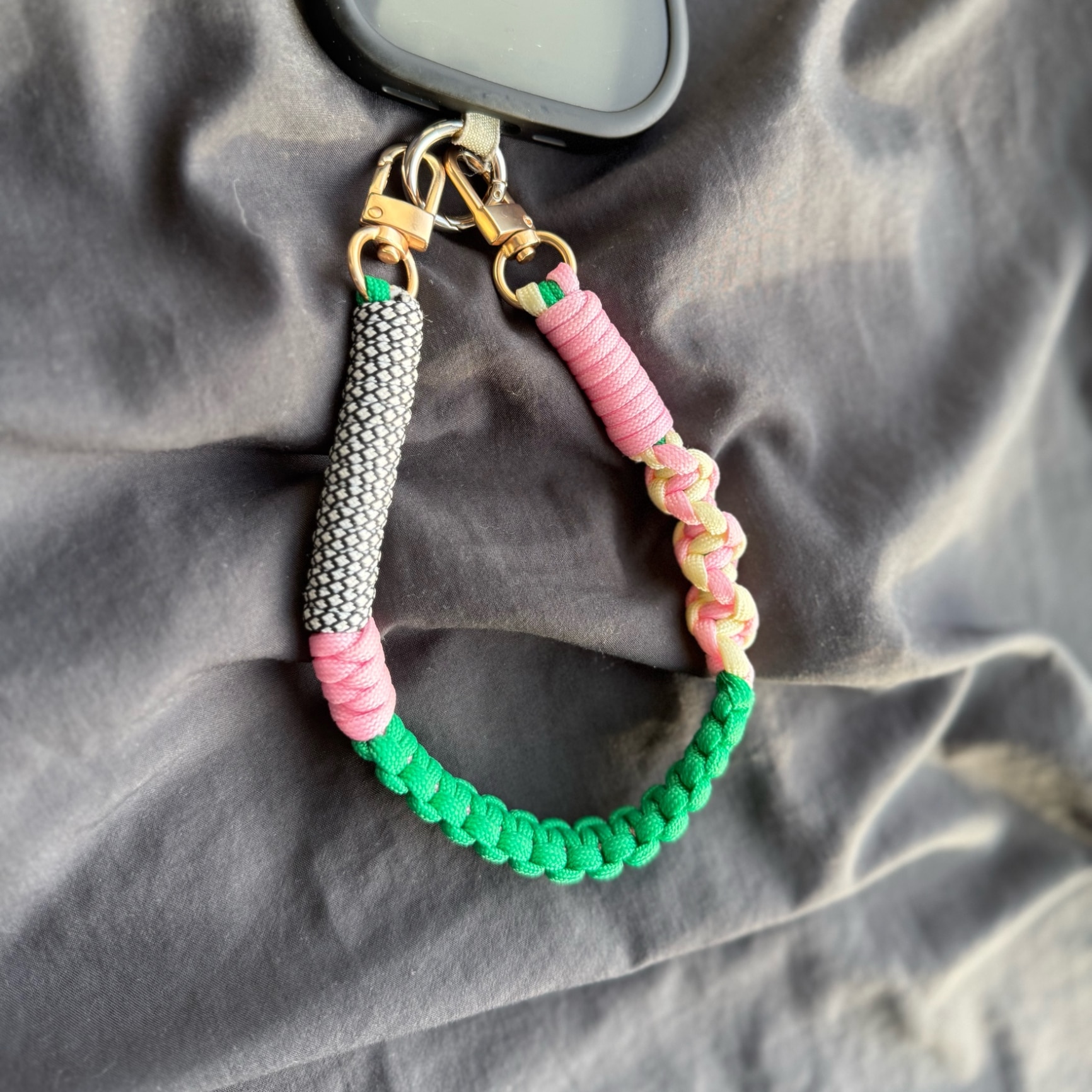 【マラソンMAX半額CP】 スマホストラップ 手首 かわいい パラコード ハンドストラップ スマホ 手首 スマホ ストラップ 手首 メンズ スマホストラップホルダー 丈夫 ストラップホルダー シート パラコード ハンドストラップ 編み込み おしゃれ 韓国