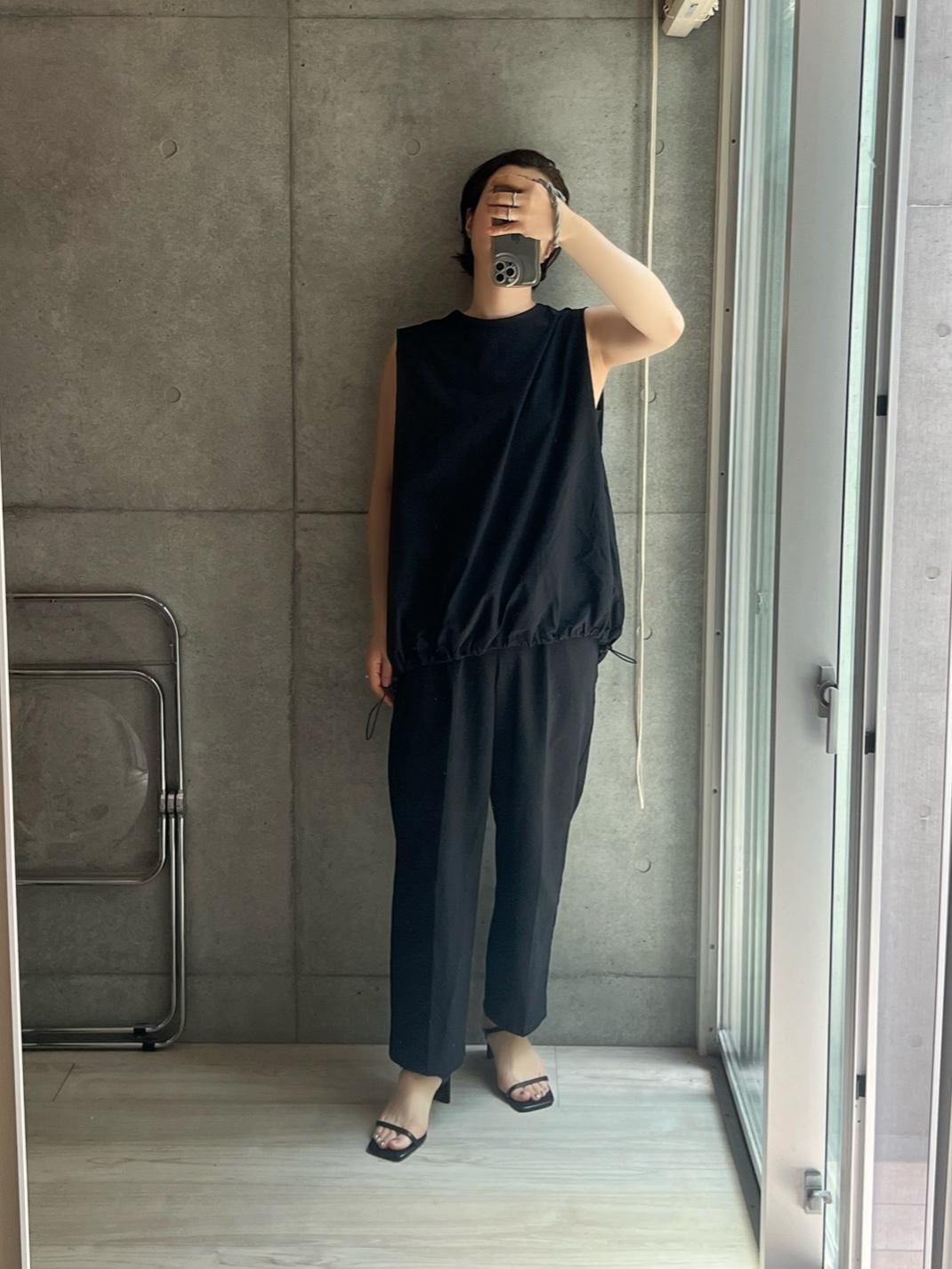 いやこのブラウスは良かったわー。
先に愛用していた速乾ドライタッチパンツと同素材で、セットアップ好きにはたまらない組み合わせができるやつ。
タック使いで二の腕がなんだかごまかせて、ふわっとシルエットで気になるお腹やウエスト周りを完全カバーできるニクイやつ。
パンツと一緒で軽くて梅雨時期、旅行にもマル🙆‍♀️
オフィスにはもちろんだし、大人世代にありがたいね。
完売サンダルは明日入荷！

トップスとパンツは #pr
サンダルは好きすぎて2色買い✌️

#2024夏 #お出かけコーデ #パンツスタイル #梅雨コーデ #旅行コーデ