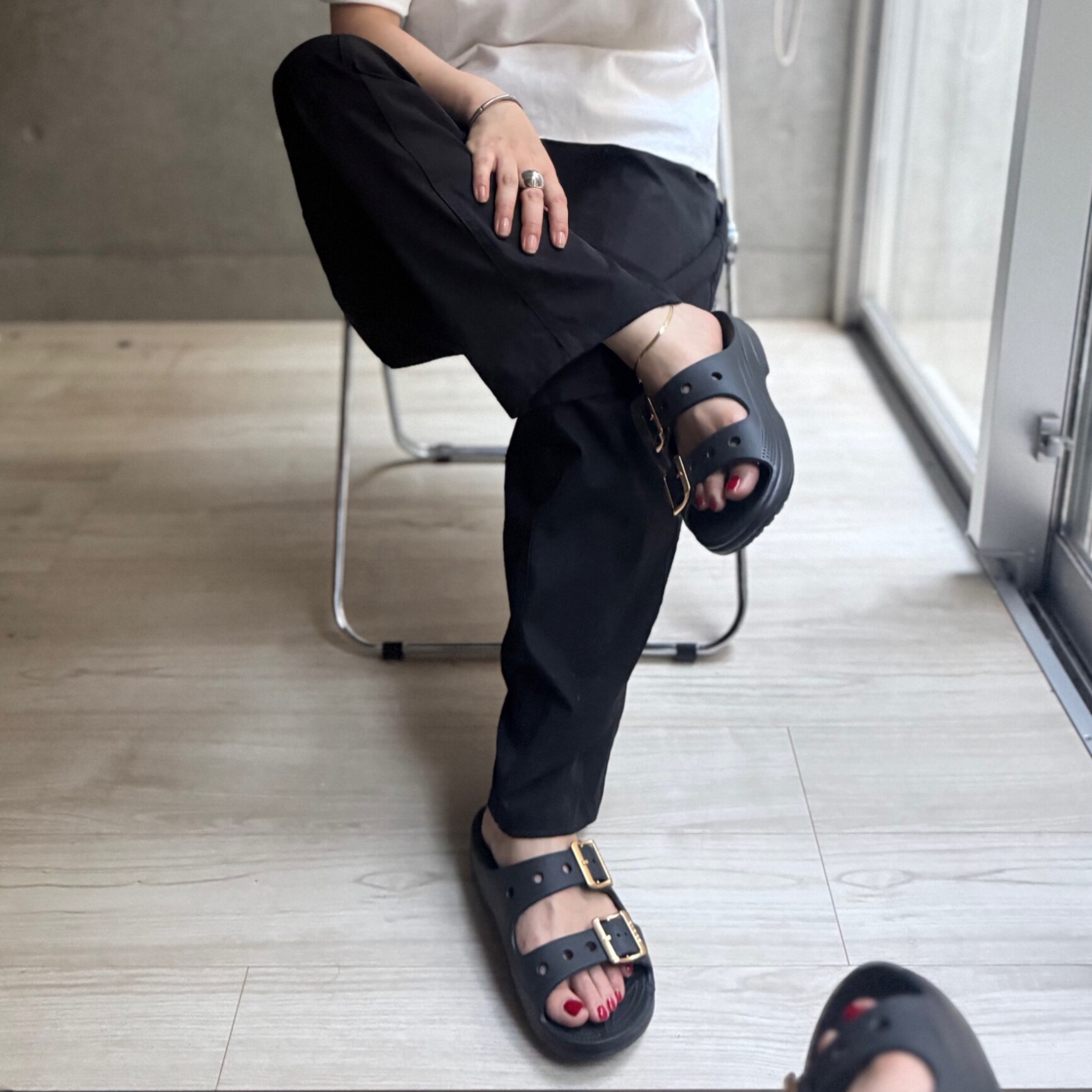 [B]クロックス レディース サンダル CROCS サタデー メタリックバックル サンダル W Saturday Metallic Buckle Sandal W ブラック 213316-001
