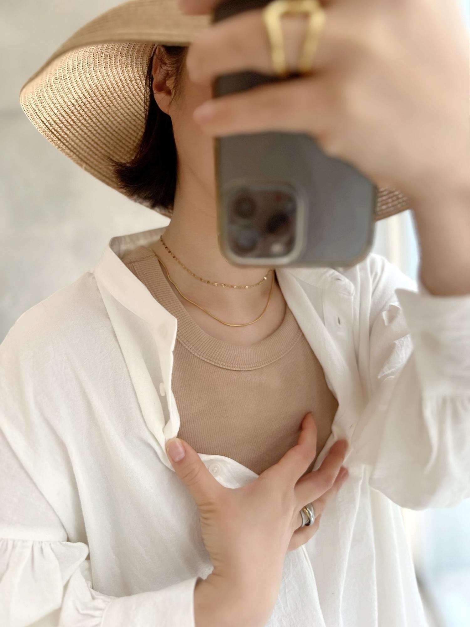最近の当たりアイテム。いやー引きがいいね!
ネックレス2個付けの着画が素敵で真似っこ。
繊細でいい具合の黄金感。
これは小麦色の肌に似合うやつだなあ。
サージカルステンレスで錆びず、
お風呂にも入れるのが嬉しい。
子供たちとお風呂入る時バタバタして取り忘れるんよ…。
#春コーデ #春まで着れる #春コーデ #春ファッション #シャツワンピース #カップ付きタンクトップ #アメスリ #夏コーデ #帽子 #ネックレス はpr