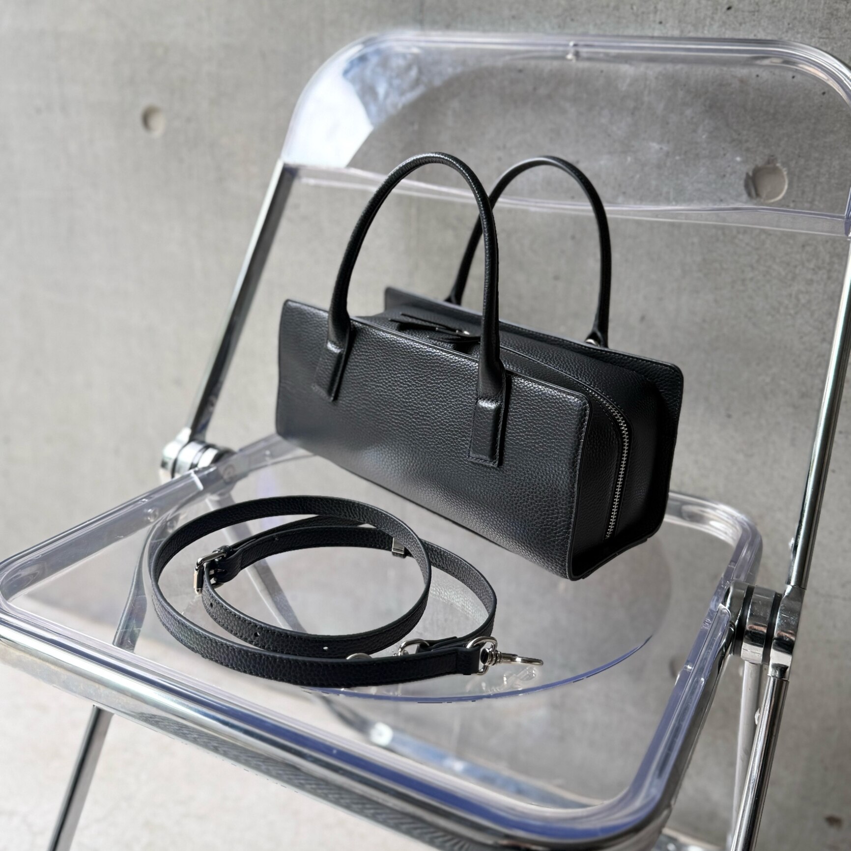 本革 バッグ レディース 2WAY ボストンバッグ 軽量 軽い 斜め掛け ショルダー使い可 横長 きれいめ オケージョン レザー 黒 白 30代 40代 50代 ROOMコラボ yuki ドキ子 INMS アイニード ineedmoreshoes [beverly] - メイン画像 4